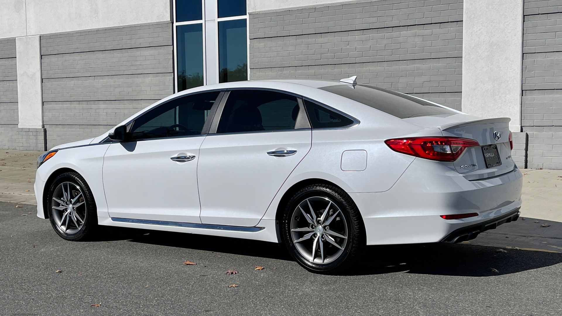 Used 2015 Hyundai SONATA 2.0T SPORT SEDAN / 6-SPD AUTO / BLIND SPOT / REARVIEW for sale Sold at Formula Imports in Charlotte NC 28227 4
