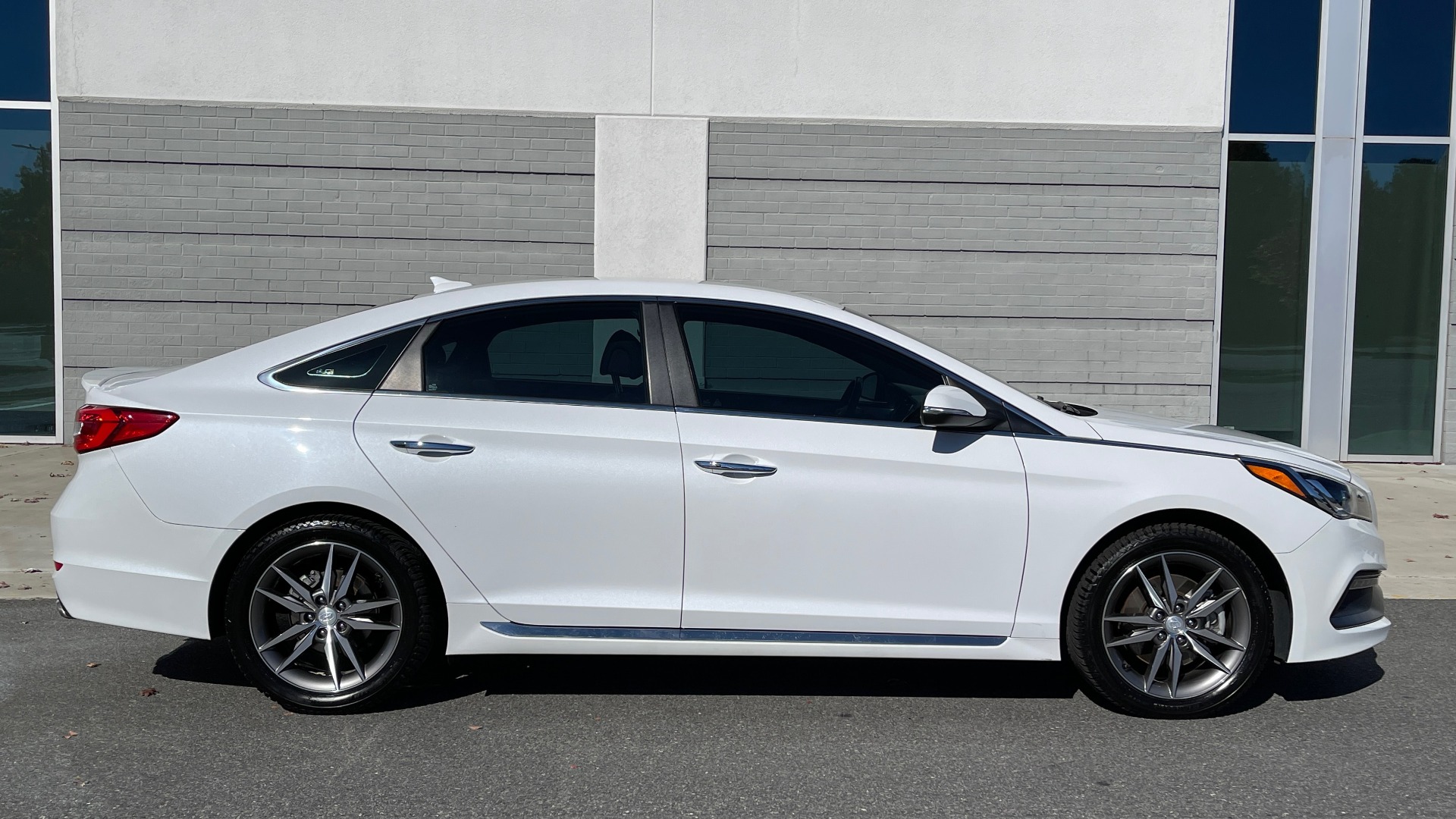 Used 2015 Hyundai SONATA 2.0T SPORT SEDAN / 6-SPD AUTO / BLIND SPOT / REARVIEW for sale Sold at Formula Imports in Charlotte NC 28227 5