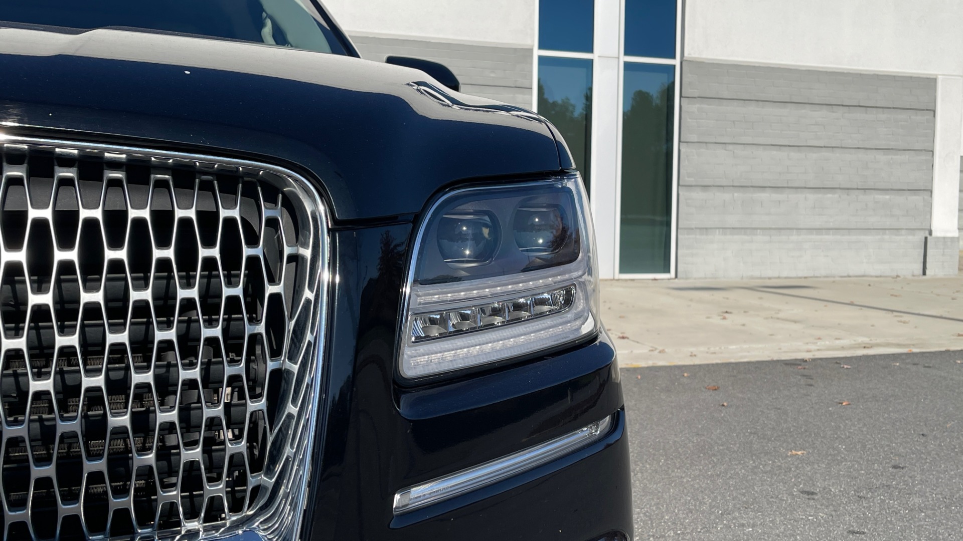 Used 2018 Lincoln NAVIGATOR L 4X4 SELECT / 3.5L V6 / 10-SPD AUTO / NAV / PANO-ROOF / 3-ROW / REARVIEW for sale Sold at Formula Imports in Charlotte NC 28227 12