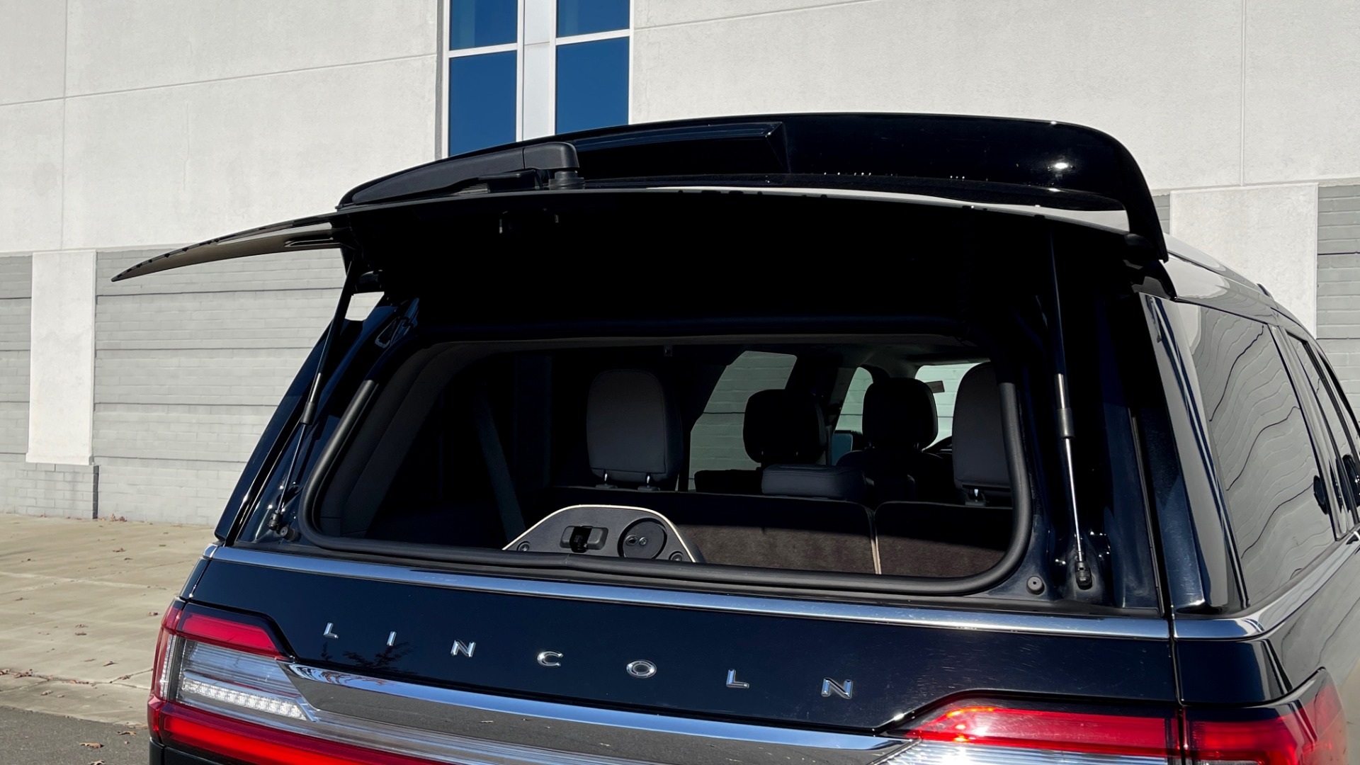 Used 2018 Lincoln NAVIGATOR L 4X4 SELECT / 3.5L V6 / 10-SPD AUTO / NAV / PANO-ROOF / 3-ROW / REARVIEW for sale $64,999 at Formula Imports in Charlotte NC 28227 18