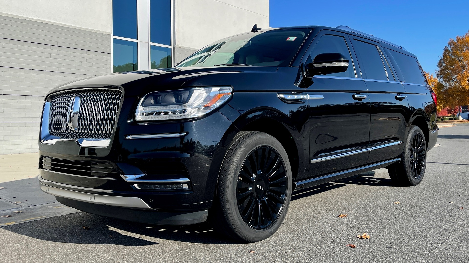 Used 2018 Lincoln NAVIGATOR L 4X4 SELECT / 3.5L V6 / 10-SPD AUTO / NAV / PANO-ROOF / 3-ROW / REARVIEW for sale $64,999 at Formula Imports in Charlotte NC 28227 2