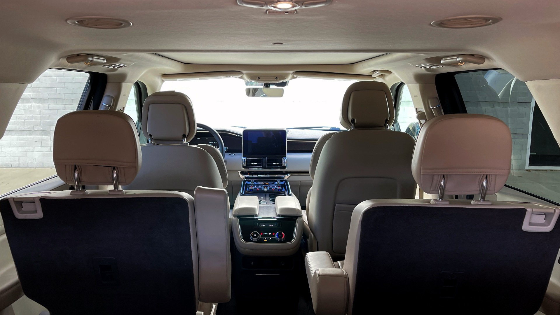 Used 2018 Lincoln NAVIGATOR L 4X4 SELECT / 3.5L V6 / 10-SPD AUTO / NAV / PANO-ROOF / 3-ROW / REARVIEW for sale $64,999 at Formula Imports in Charlotte NC 28227 24