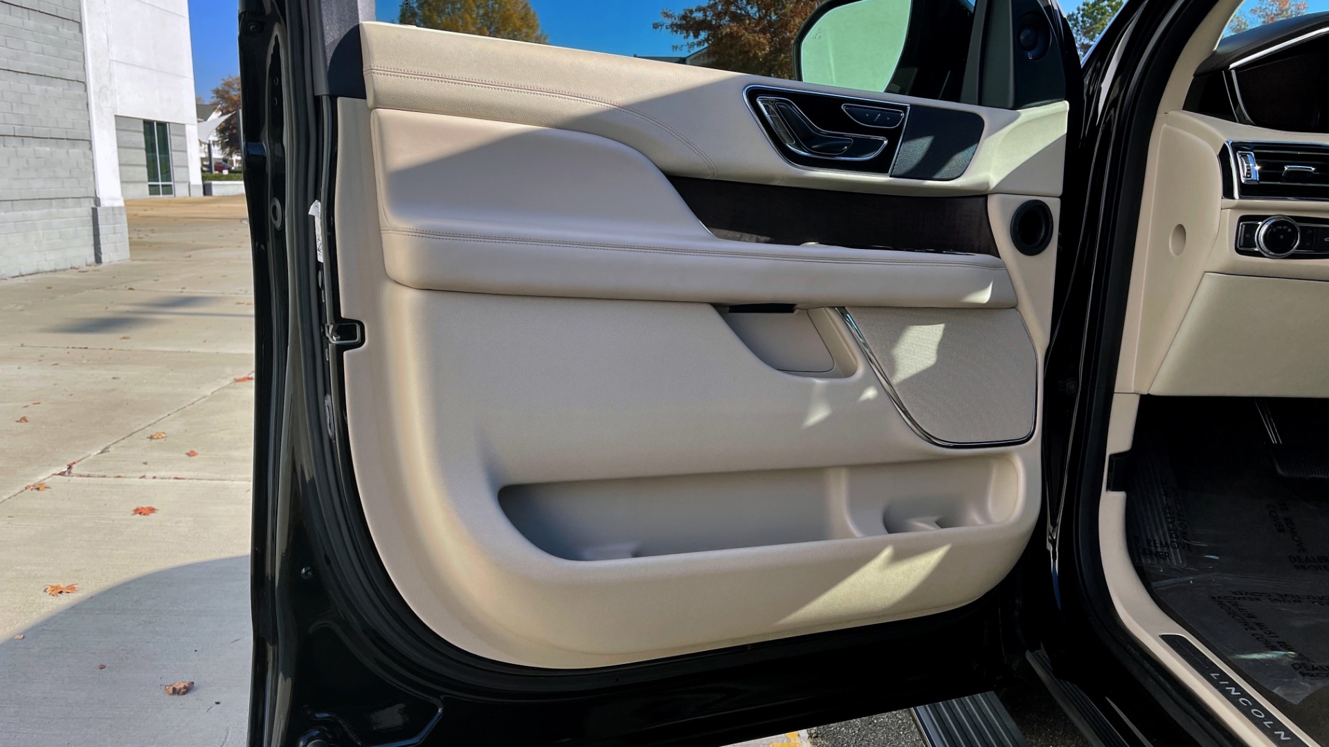Used 2018 Lincoln NAVIGATOR L 4X4 SELECT / 3.5L V6 / 10-SPD AUTO / NAV / PANO-ROOF / 3-ROW / REARVIEW for sale $64,999 at Formula Imports in Charlotte NC 28227 25