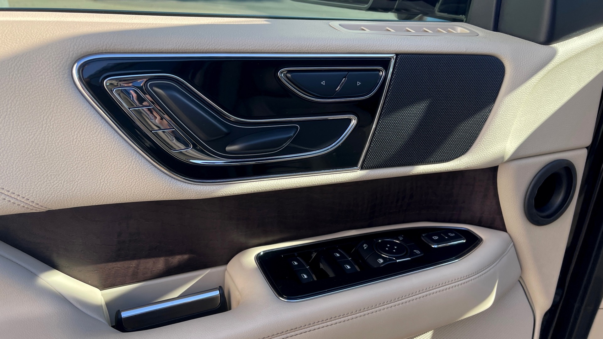 Used 2018 Lincoln NAVIGATOR L 4X4 SELECT / 3.5L V6 / 10-SPD AUTO / NAV / PANO-ROOF / 3-ROW / REARVIEW for sale $64,999 at Formula Imports in Charlotte NC 28227 26