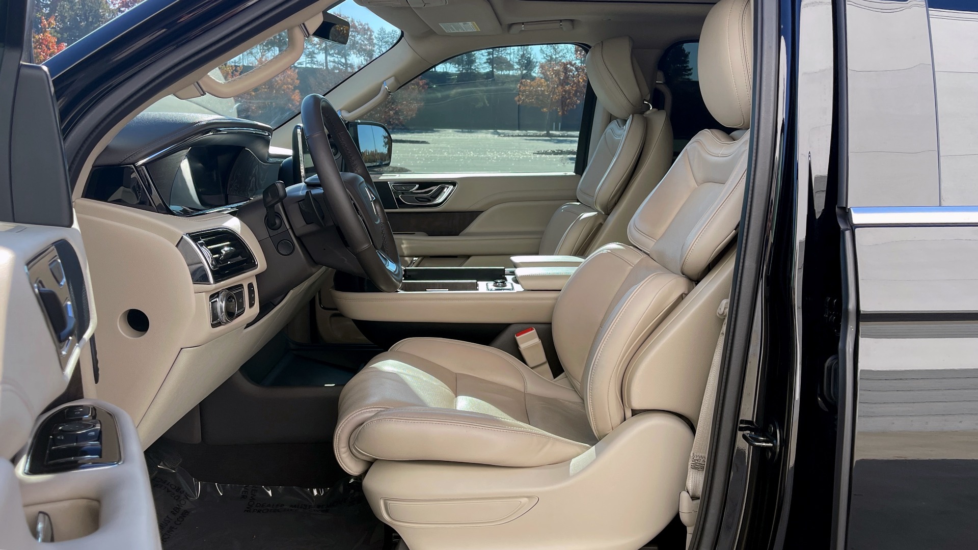 Used 2018 Lincoln NAVIGATOR L 4X4 SELECT / 3.5L V6 / 10-SPD AUTO / NAV / PANO-ROOF / 3-ROW / REARVIEW for sale $64,999 at Formula Imports in Charlotte NC 28227 28