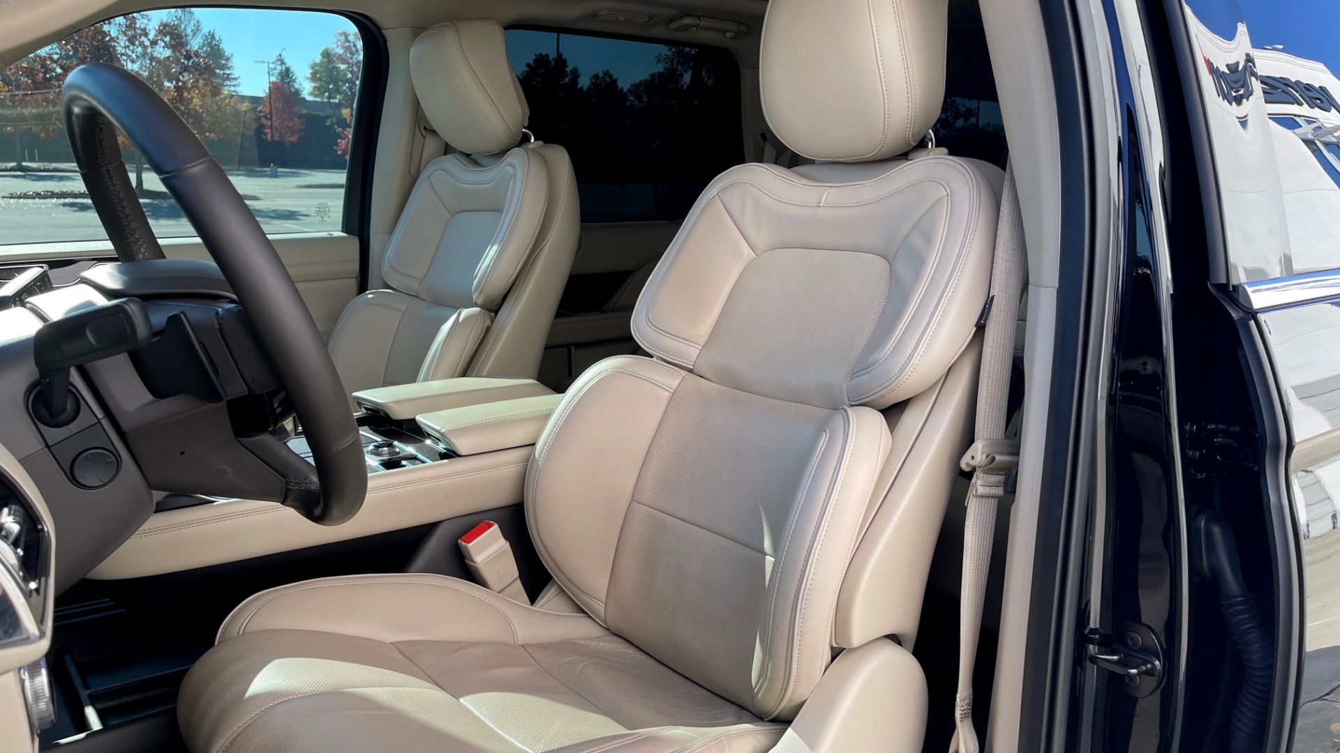 Used 2018 Lincoln NAVIGATOR L 4X4 SELECT / 3.5L V6 / 10-SPD AUTO / NAV / PANO-ROOF / 3-ROW / REARVIEW for sale $64,999 at Formula Imports in Charlotte NC 28227 29