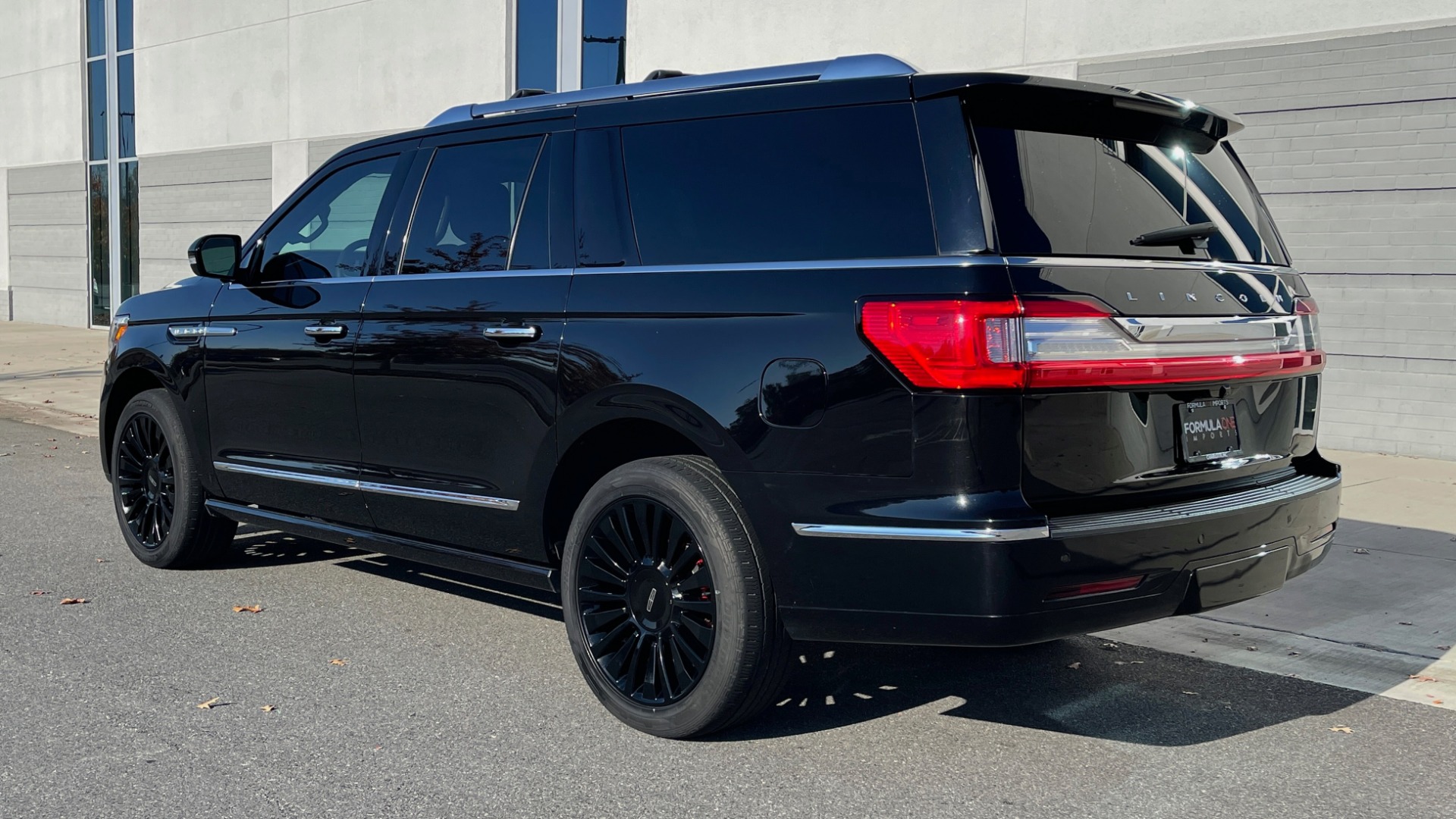 Used 2018 Lincoln NAVIGATOR L 4X4 SELECT / 3.5L V6 / 10-SPD AUTO / NAV / PANO-ROOF / 3-ROW / REARVIEW for sale $64,999 at Formula Imports in Charlotte NC 28227 3