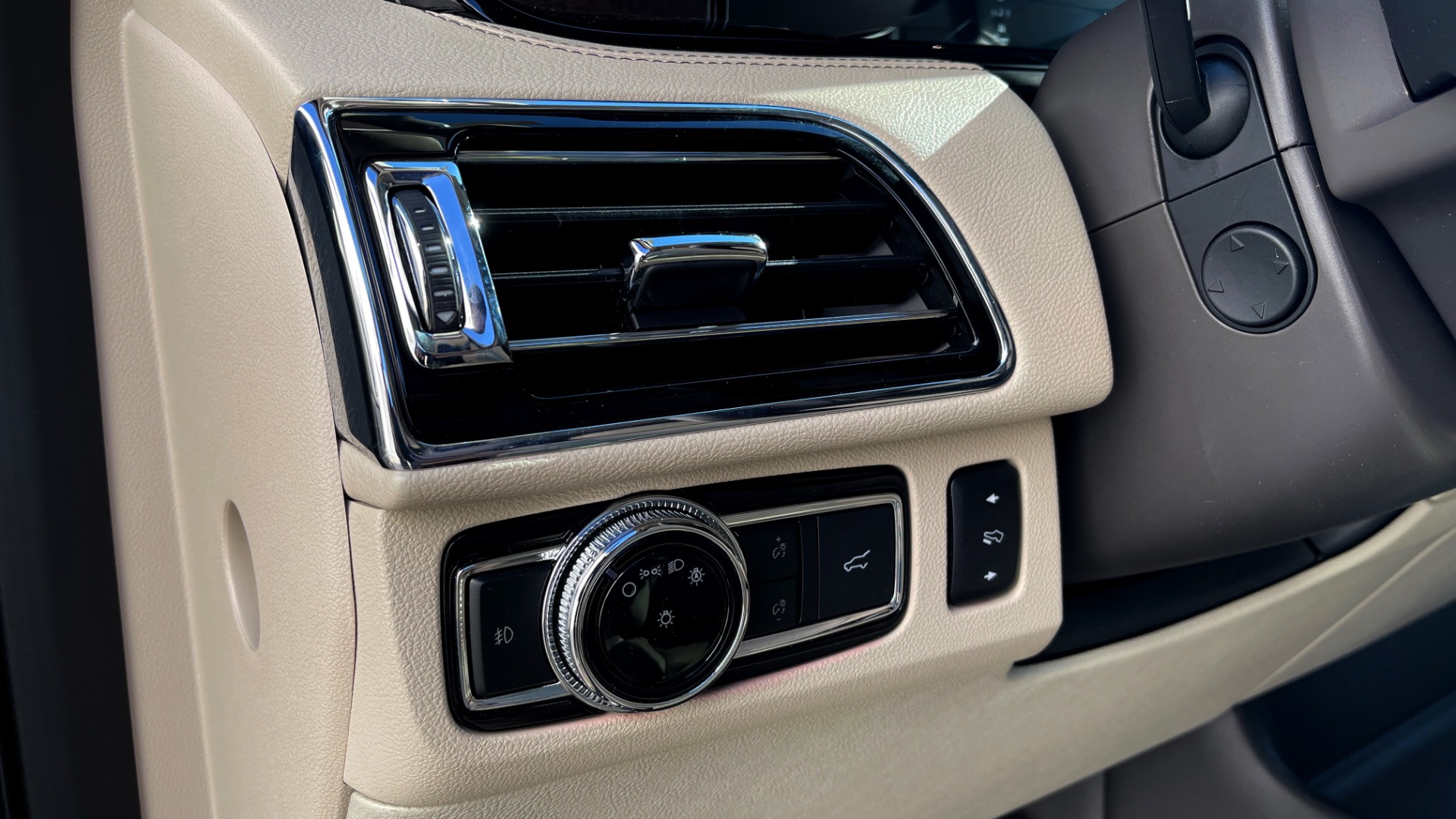 Used 2018 Lincoln NAVIGATOR L 4X4 SELECT / 3.5L V6 / 10-SPD AUTO / NAV / PANO-ROOF / 3-ROW / REARVIEW for sale $64,999 at Formula Imports in Charlotte NC 28227 30