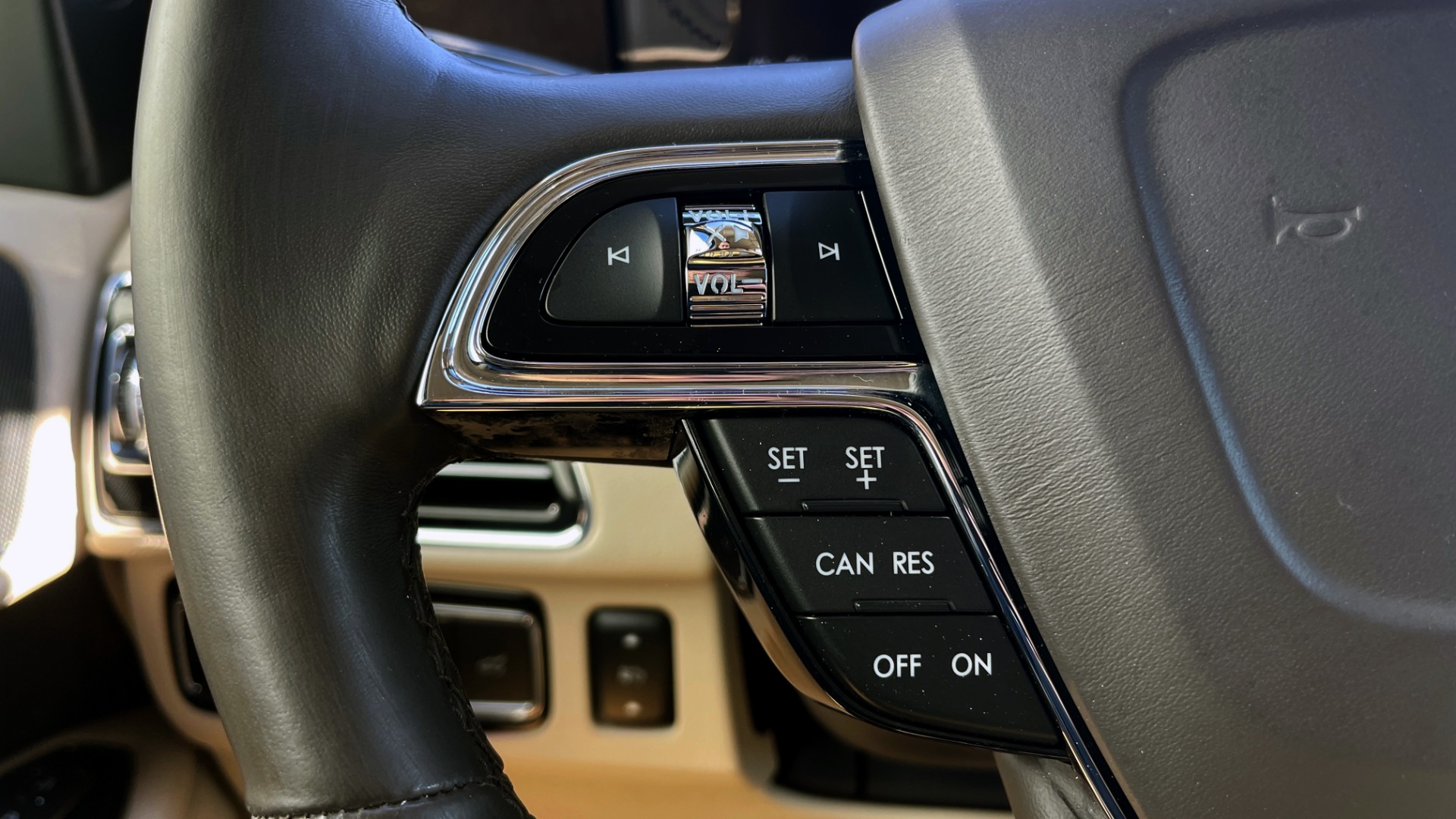 Used 2018 Lincoln NAVIGATOR L 4X4 SELECT / 3.5L V6 / 10-SPD AUTO / NAV / PANO-ROOF / 3-ROW / REARVIEW for sale $64,999 at Formula Imports in Charlotte NC 28227 31