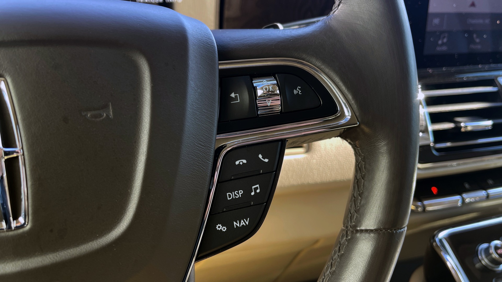 Used 2018 Lincoln NAVIGATOR L 4X4 SELECT / 3.5L V6 / 10-SPD AUTO / NAV / PANO-ROOF / 3-ROW / REARVIEW for sale $64,999 at Formula Imports in Charlotte NC 28227 32