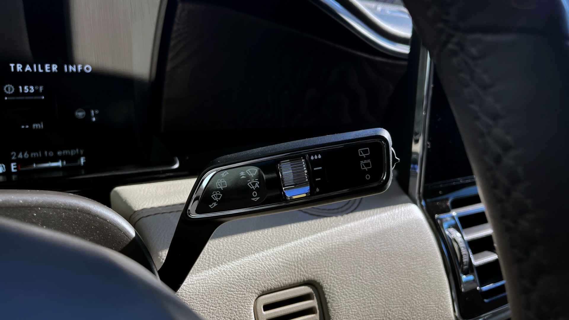 Used 2018 Lincoln NAVIGATOR L 4X4 SELECT / 3.5L V6 / 10-SPD AUTO / NAV / PANO-ROOF / 3-ROW / REARVIEW for sale $64,999 at Formula Imports in Charlotte NC 28227 35