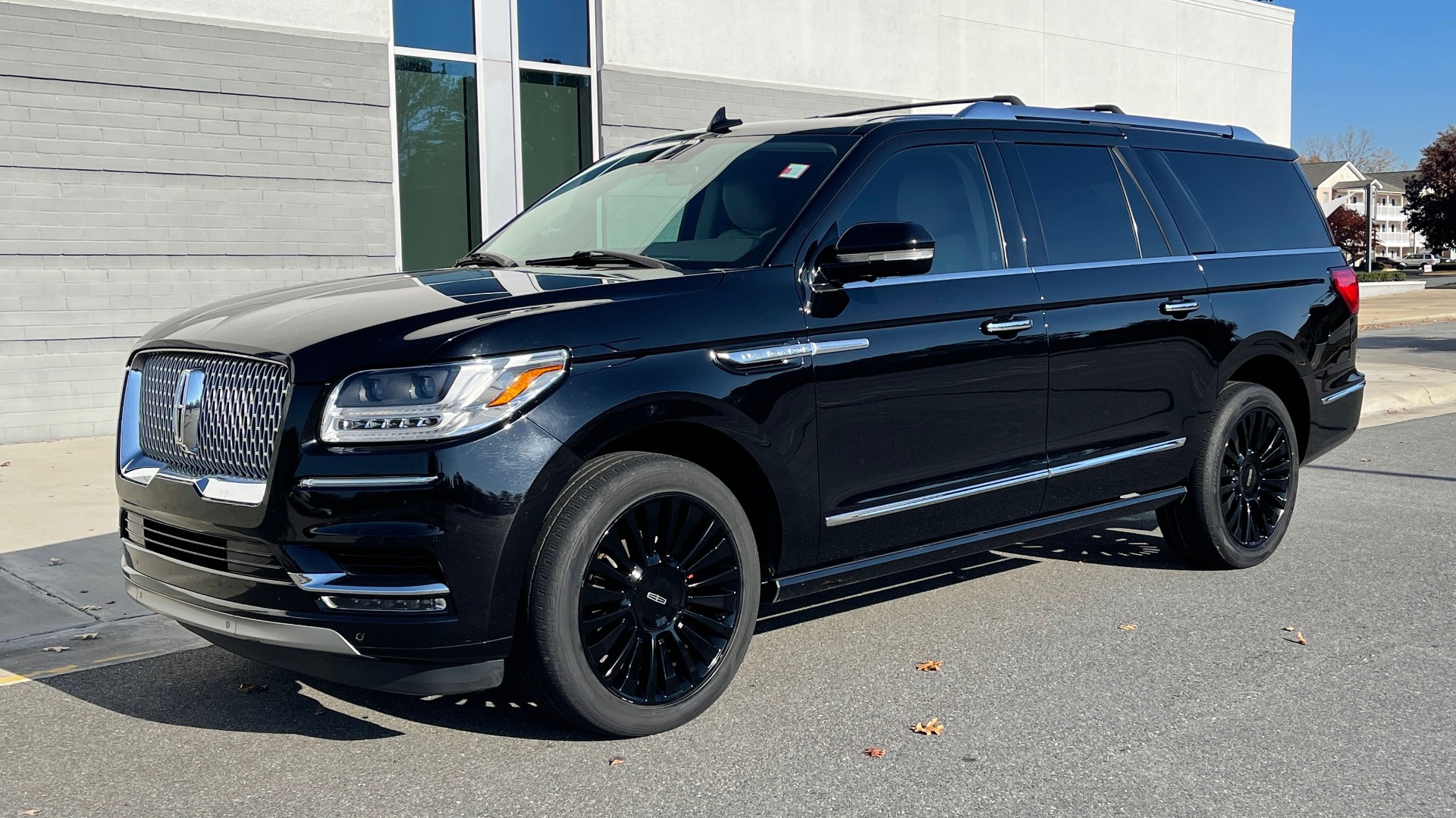 Used 2018 Lincoln NAVIGATOR L 4X4 SELECT / 3.5L V6 / 10-SPD AUTO / NAV / PANO-ROOF / 3-ROW / REARVIEW for sale Sold at Formula Imports in Charlotte NC 28227 4