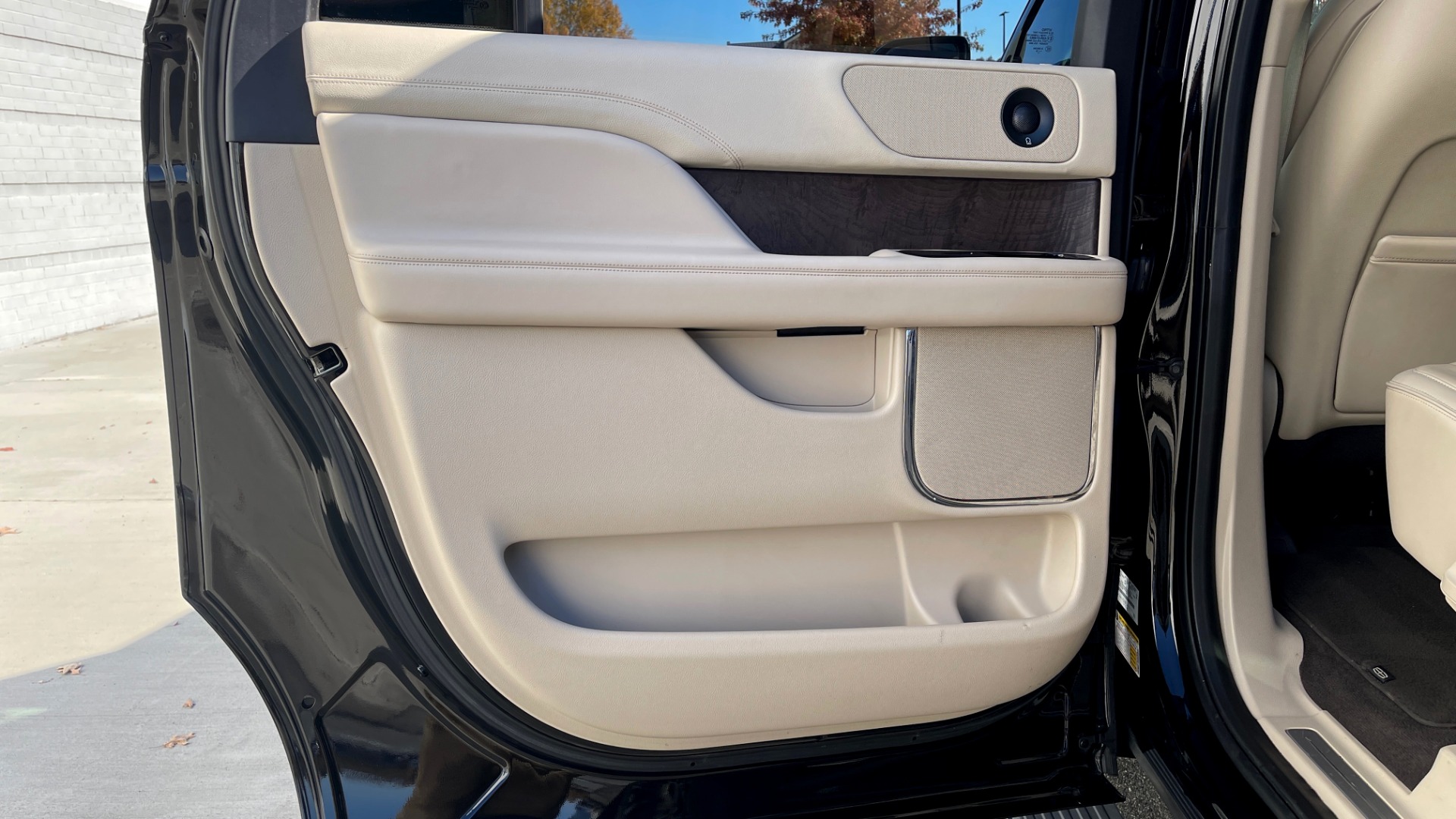 Used 2018 Lincoln NAVIGATOR L 4X4 SELECT / 3.5L V6 / 10-SPD AUTO / NAV / PANO-ROOF / 3-ROW / REARVIEW for sale $64,999 at Formula Imports in Charlotte NC 28227 46