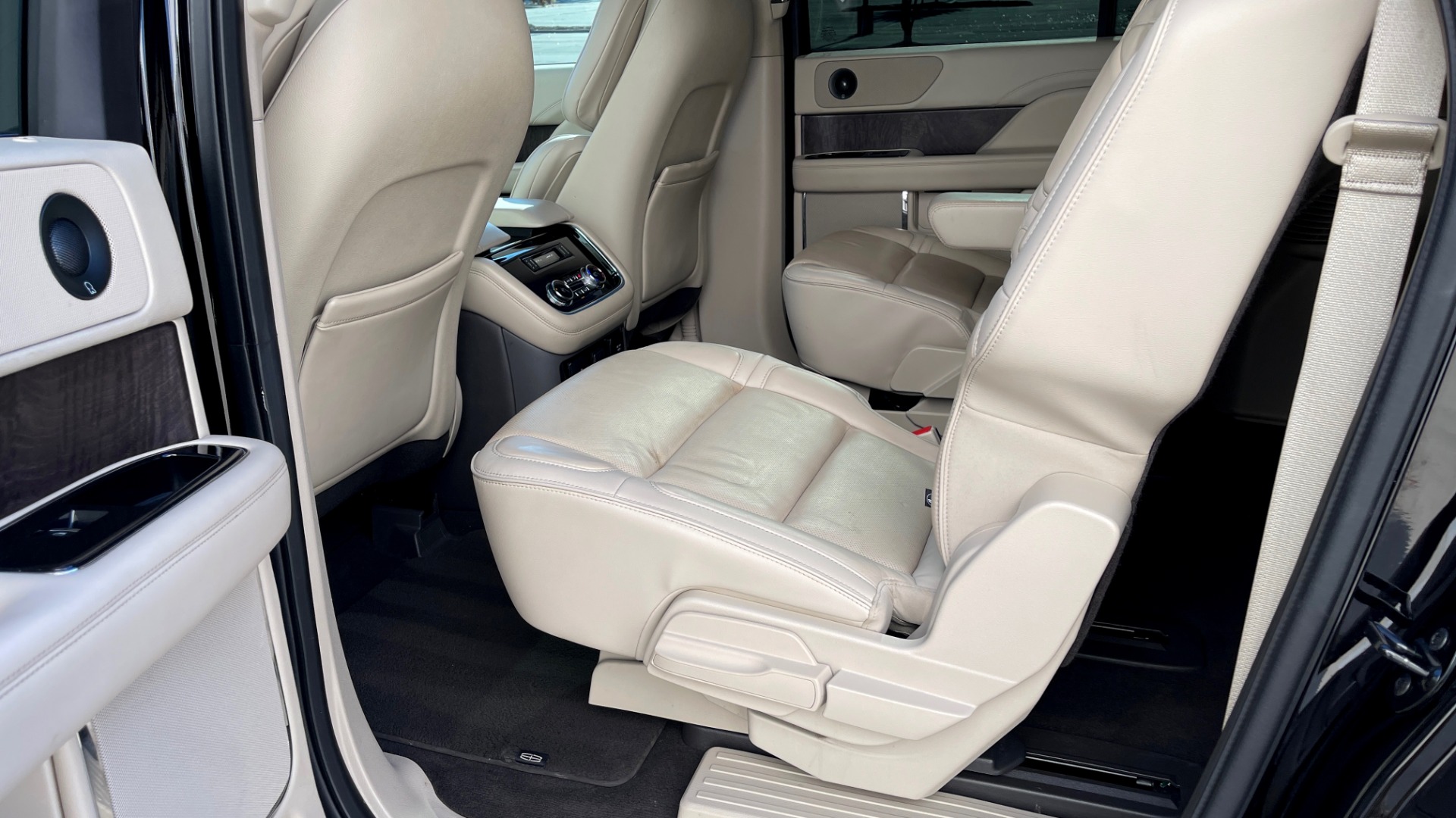 Used 2018 Lincoln NAVIGATOR L 4X4 SELECT / 3.5L V6 / 10-SPD AUTO / NAV / PANO-ROOF / 3-ROW / REARVIEW for sale $64,999 at Formula Imports in Charlotte NC 28227 48