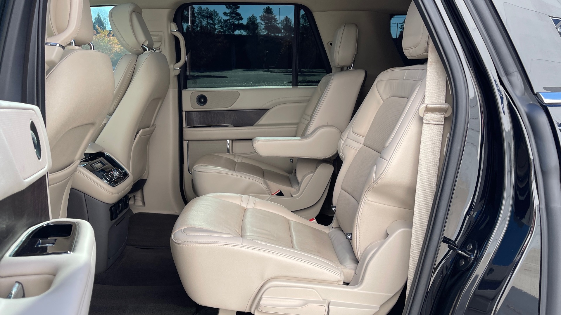 Used 2018 Lincoln NAVIGATOR L 4X4 SELECT / 3.5L V6 / 10-SPD AUTO / NAV / PANO-ROOF / 3-ROW / REARVIEW for sale $64,999 at Formula Imports in Charlotte NC 28227 49