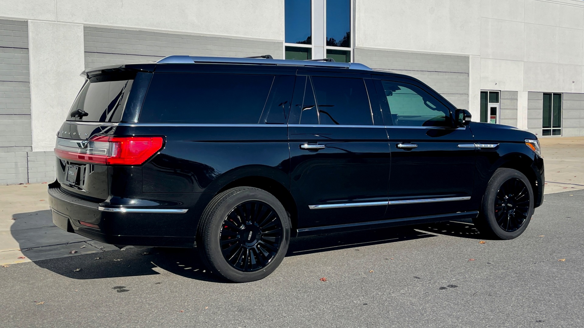 Used 2018 Lincoln NAVIGATOR L 4X4 SELECT / 3.5L V6 / 10-SPD AUTO / NAV / PANO-ROOF / 3-ROW / REARVIEW for sale Sold at Formula Imports in Charlotte NC 28227 5