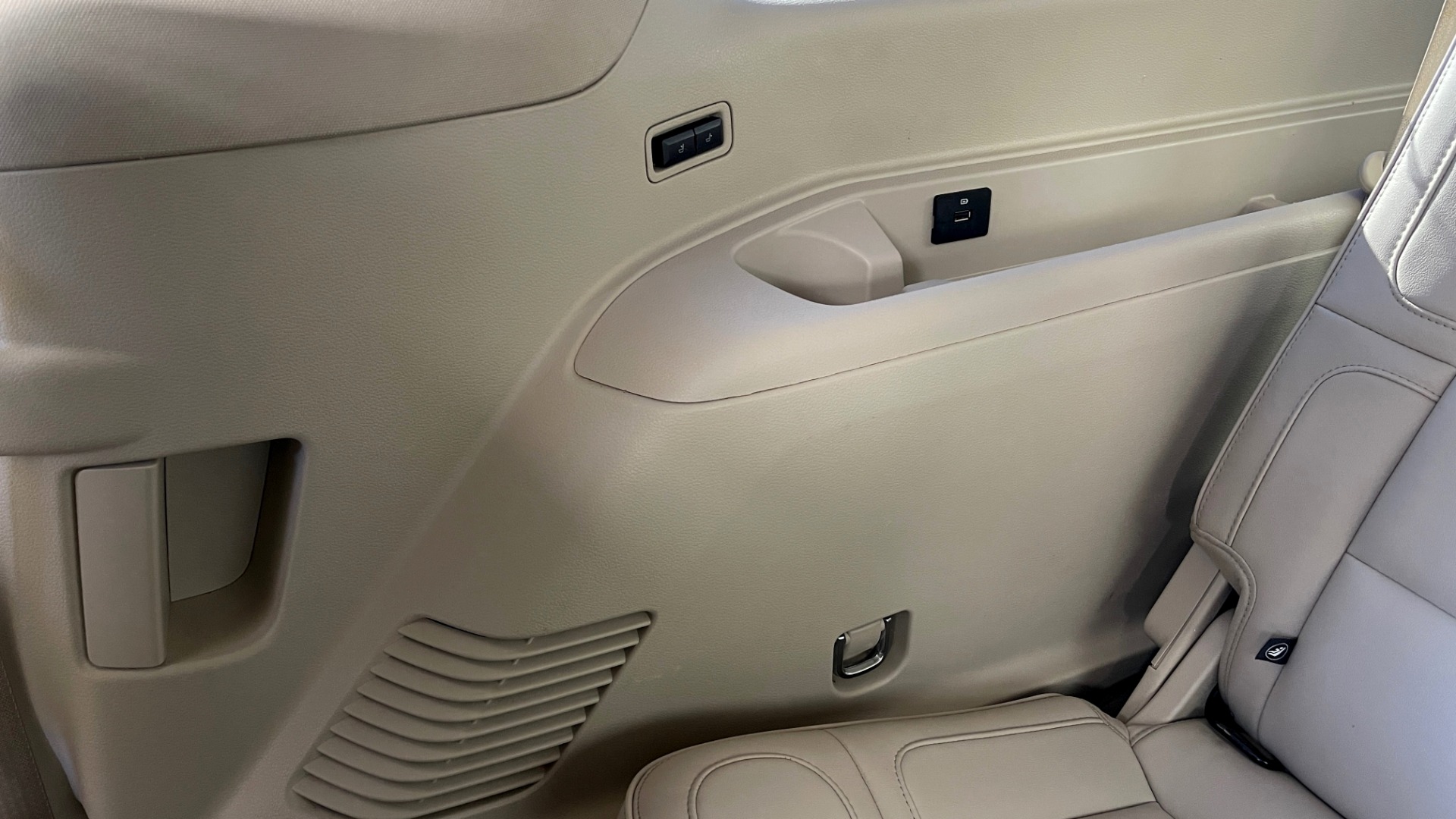 Used 2018 Lincoln NAVIGATOR L 4X4 SELECT / 3.5L V6 / 10-SPD AUTO / NAV / PANO-ROOF / 3-ROW / REARVIEW for sale $64,999 at Formula Imports in Charlotte NC 28227 55