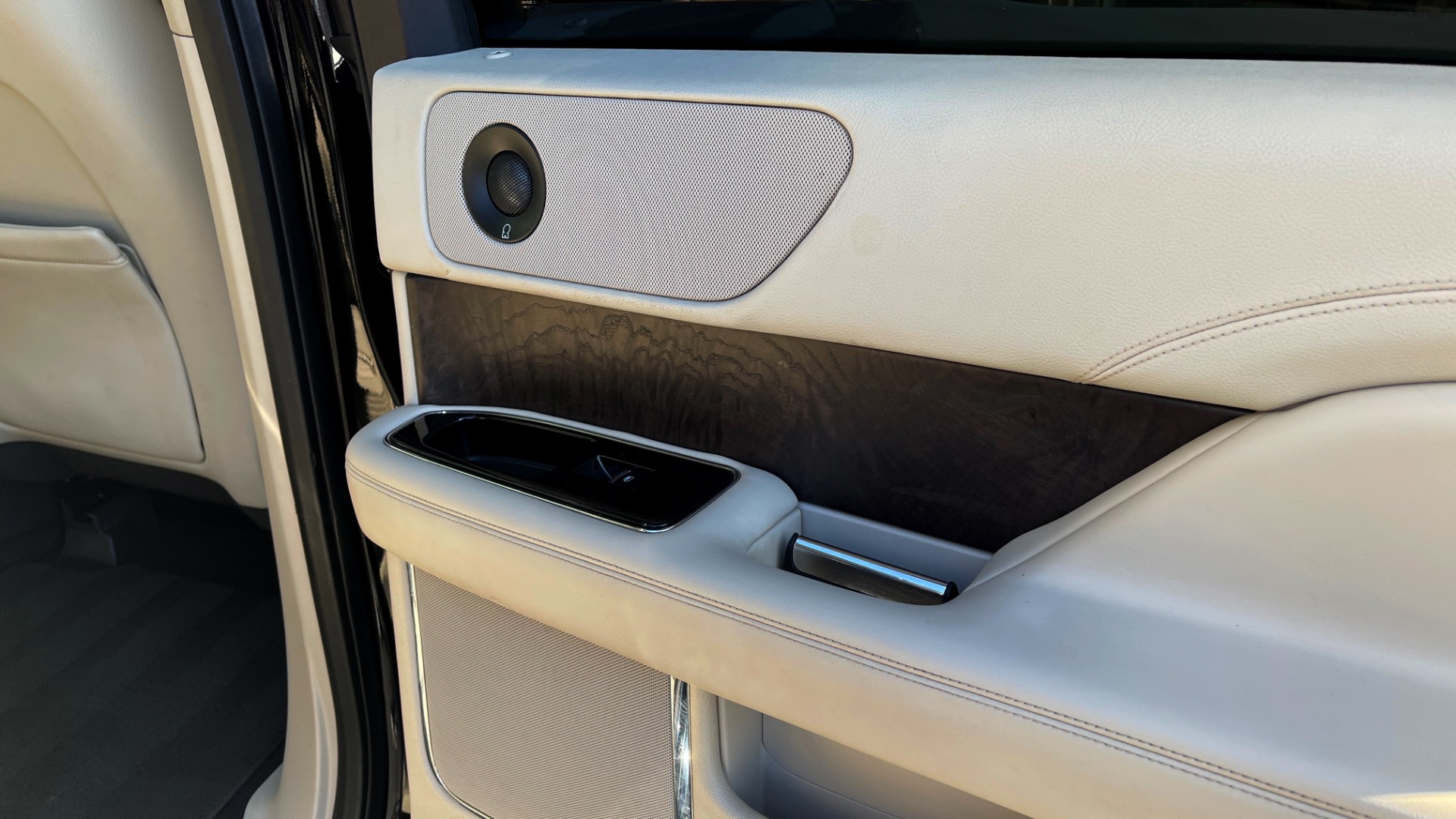 Used 2018 Lincoln NAVIGATOR L 4X4 SELECT / 3.5L V6 / 10-SPD AUTO / NAV / PANO-ROOF / 3-ROW / REARVIEW for sale $64,999 at Formula Imports in Charlotte NC 28227 58