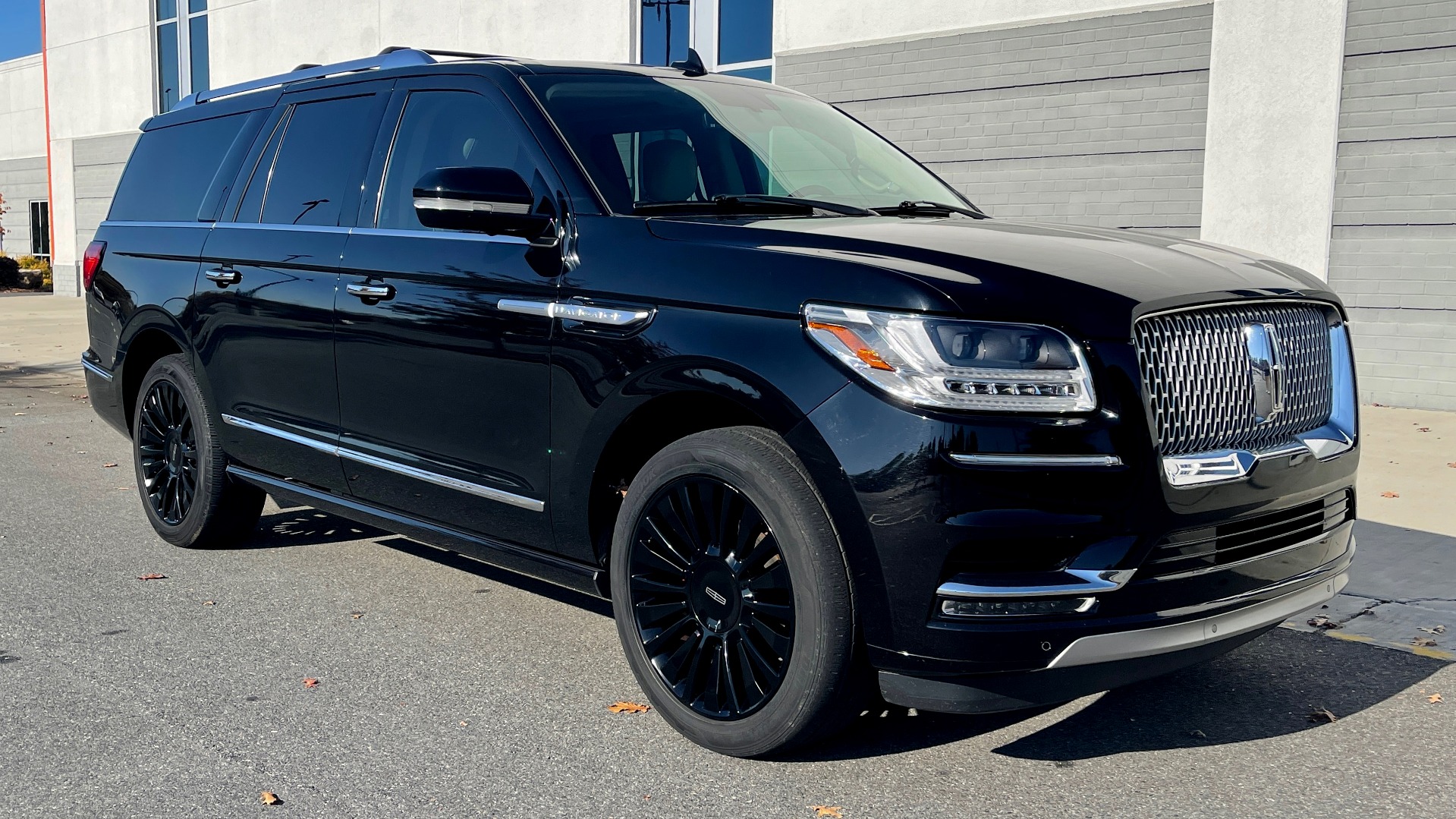 Used 2018 Lincoln NAVIGATOR L 4X4 SELECT / 3.5L V6 / 10-SPD AUTO / NAV / PANO-ROOF / 3-ROW / REARVIEW for sale $64,999 at Formula Imports in Charlotte NC 28227 6