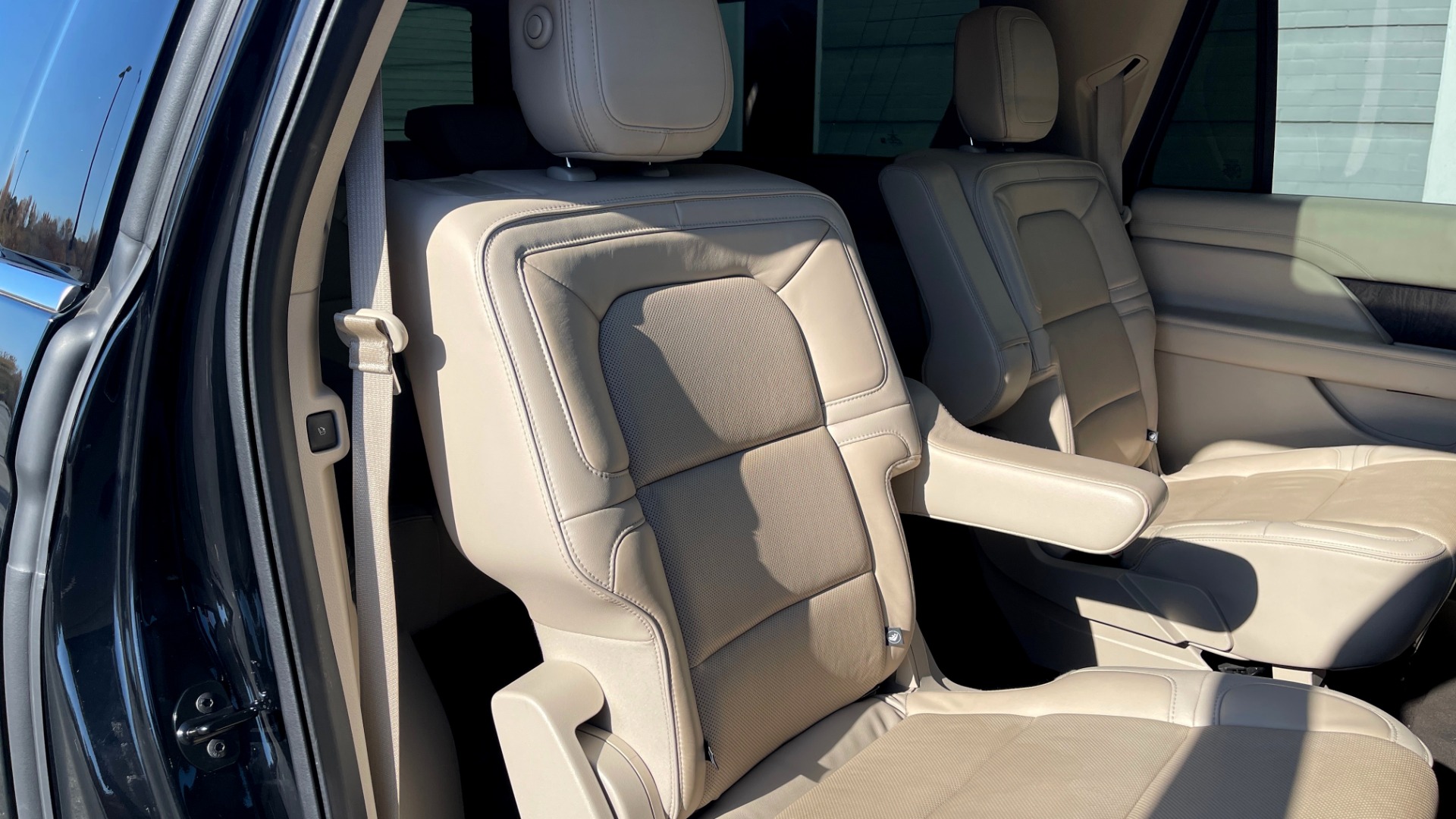 Used 2018 Lincoln NAVIGATOR L 4X4 SELECT / 3.5L V6 / 10-SPD AUTO / NAV / PANO-ROOF / 3-ROW / REARVIEW for sale $64,999 at Formula Imports in Charlotte NC 28227 60