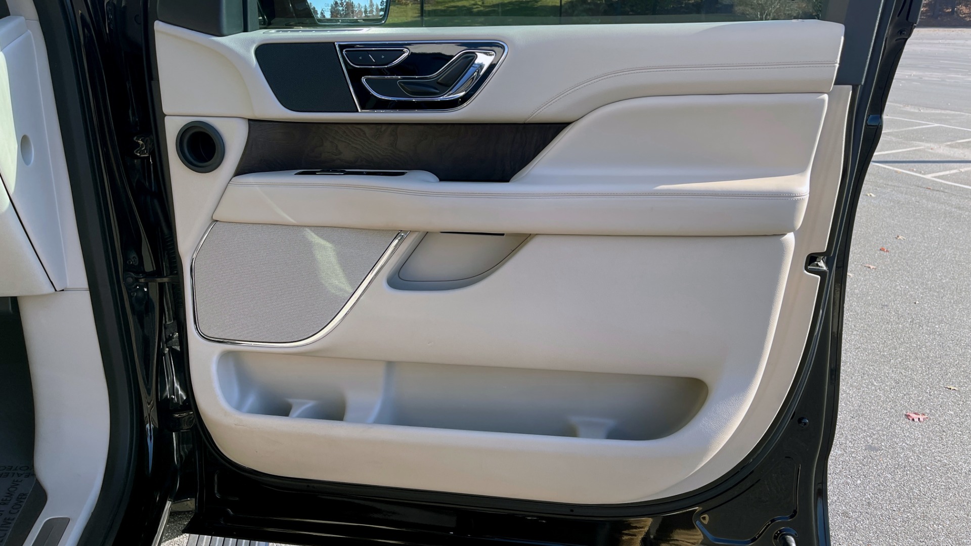 Used 2018 Lincoln NAVIGATOR L 4X4 SELECT / 3.5L V6 / 10-SPD AUTO / NAV / PANO-ROOF / 3-ROW / REARVIEW for sale $64,999 at Formula Imports in Charlotte NC 28227 61