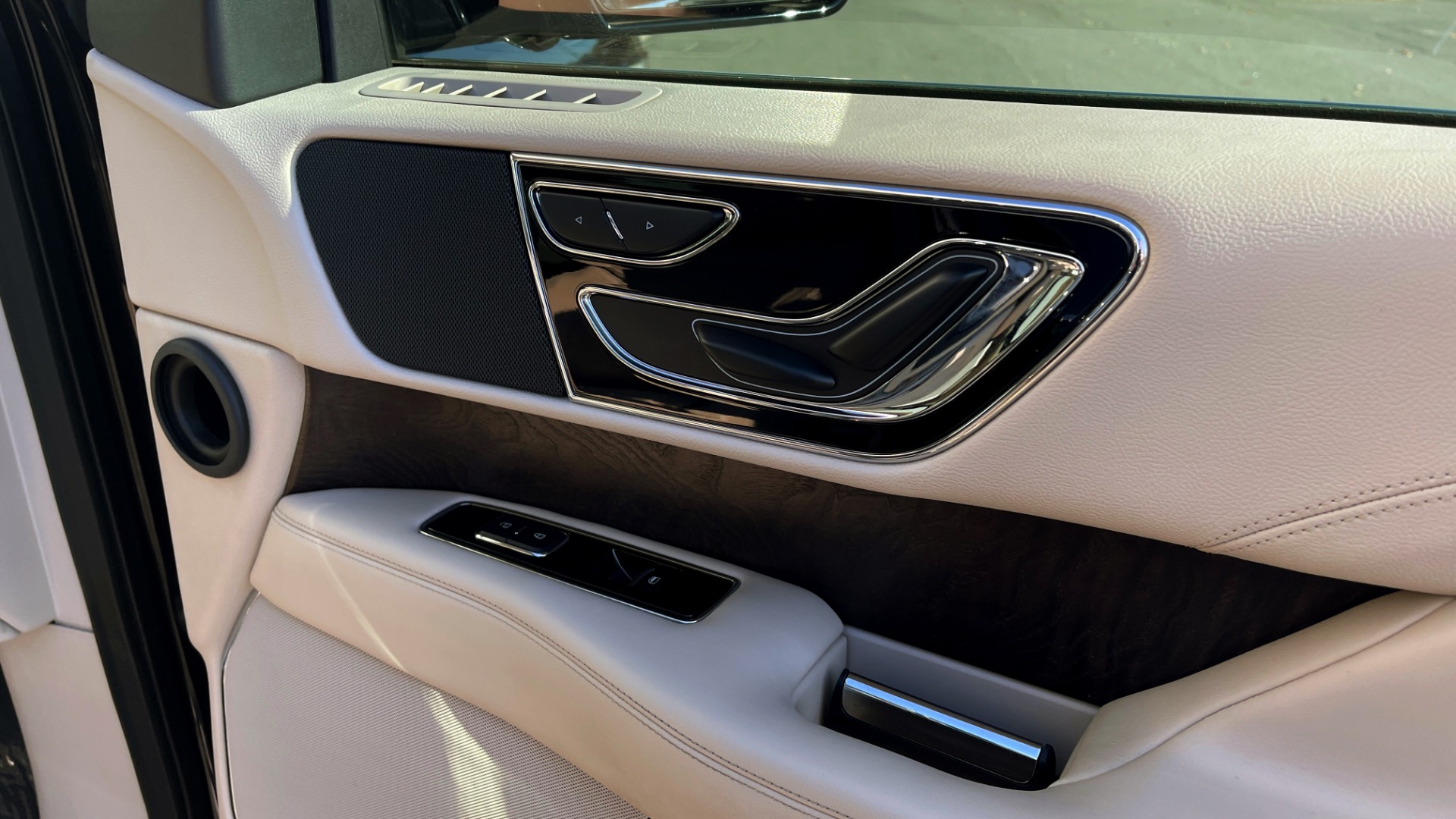 Used 2018 Lincoln NAVIGATOR L 4X4 SELECT / 3.5L V6 / 10-SPD AUTO / NAV / PANO-ROOF / 3-ROW / REARVIEW for sale $64,999 at Formula Imports in Charlotte NC 28227 62