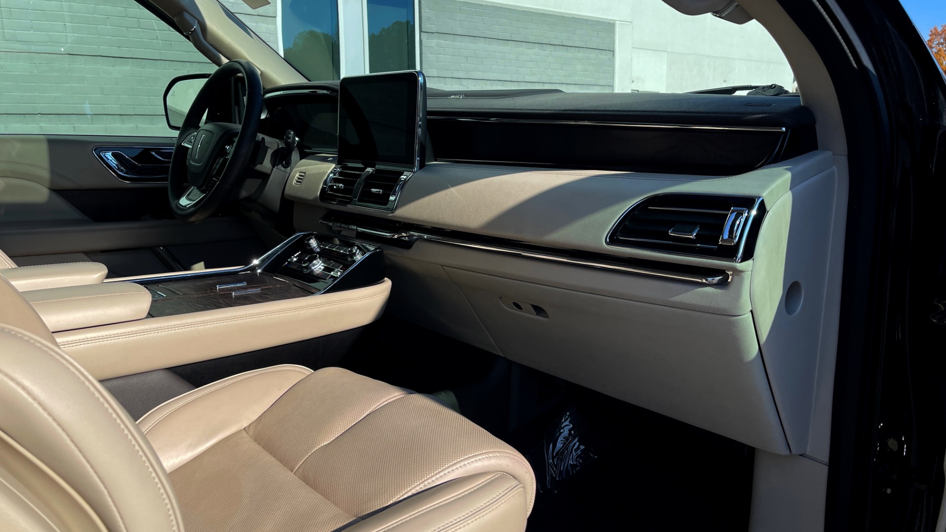 Used 2018 Lincoln NAVIGATOR L 4X4 SELECT / 3.5L V6 / 10-SPD AUTO / NAV / PANO-ROOF / 3-ROW / REARVIEW for sale $64,999 at Formula Imports in Charlotte NC 28227 63