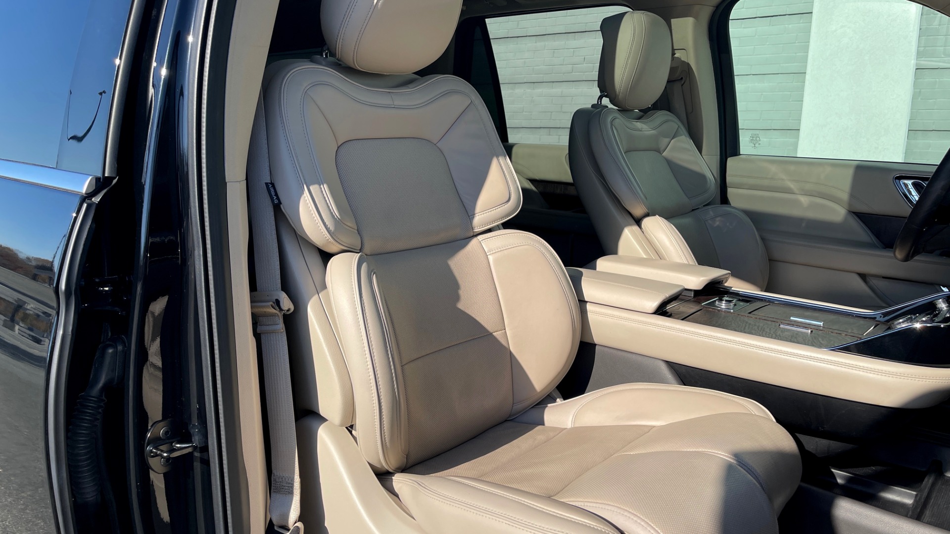 Used 2018 Lincoln NAVIGATOR L 4X4 SELECT / 3.5L V6 / 10-SPD AUTO / NAV / PANO-ROOF / 3-ROW / REARVIEW for sale $64,999 at Formula Imports in Charlotte NC 28227 64