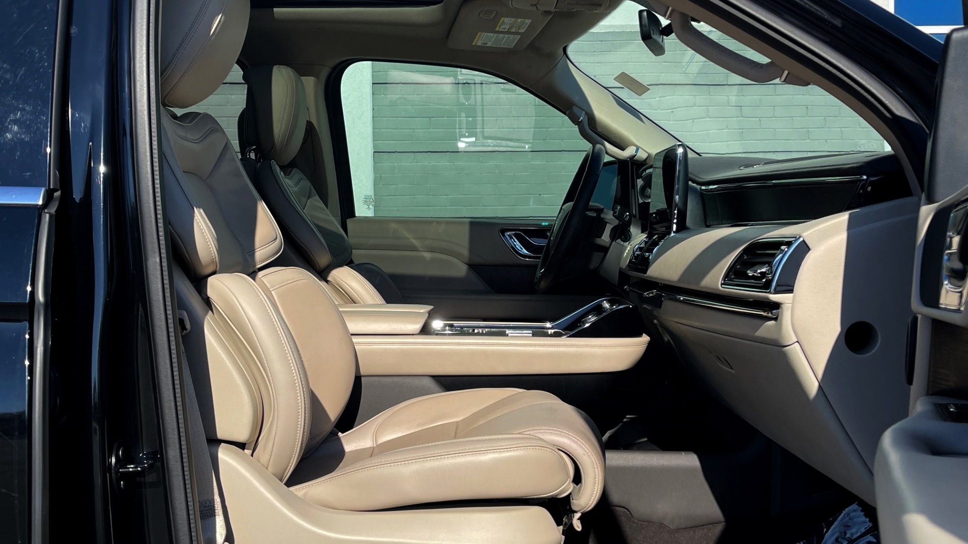 Used 2018 Lincoln NAVIGATOR L 4X4 SELECT / 3.5L V6 / 10-SPD AUTO / NAV / PANO-ROOF / 3-ROW / REARVIEW for sale $64,999 at Formula Imports in Charlotte NC 28227 65
