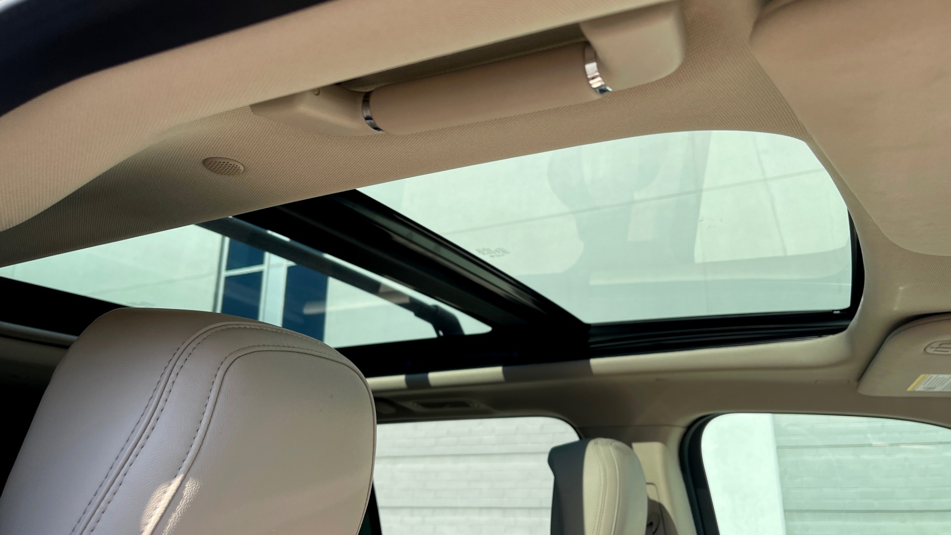 Used 2018 Lincoln NAVIGATOR L 4X4 SELECT / 3.5L V6 / 10-SPD AUTO / NAV / PANO-ROOF / 3-ROW / REARVIEW for sale $64,999 at Formula Imports in Charlotte NC 28227 66