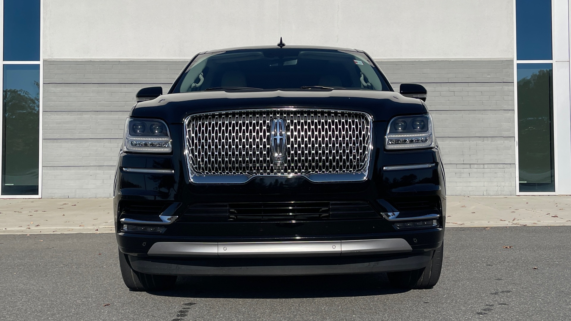 Used 2018 Lincoln NAVIGATOR L 4X4 SELECT / 3.5L V6 / 10-SPD AUTO / NAV / PANO-ROOF / 3-ROW / REARVIEW for sale $64,999 at Formula Imports in Charlotte NC 28227 7