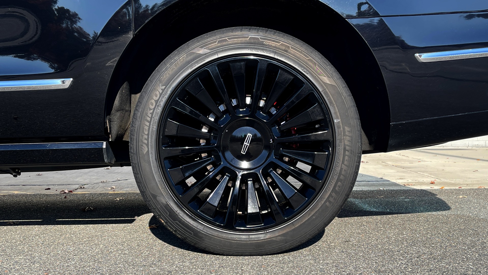 Used 2018 Lincoln NAVIGATOR L 4X4 SELECT / 3.5L V6 / 10-SPD AUTO / NAV / PANO-ROOF / 3-ROW / REARVIEW for sale $64,999 at Formula Imports in Charlotte NC 28227 72