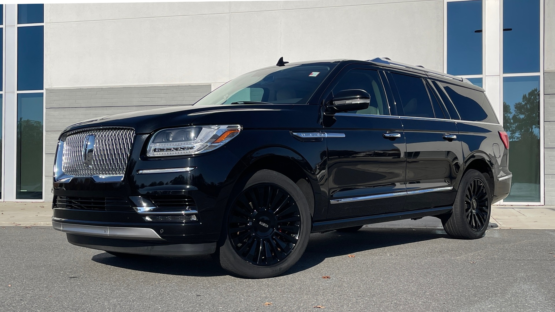 Used 2018 Lincoln NAVIGATOR L 4X4 SELECT / 3.5L V6 / 10-SPD AUTO / NAV / PANO-ROOF / 3-ROW / REARVIEW for sale Sold at Formula Imports in Charlotte NC 28227 1