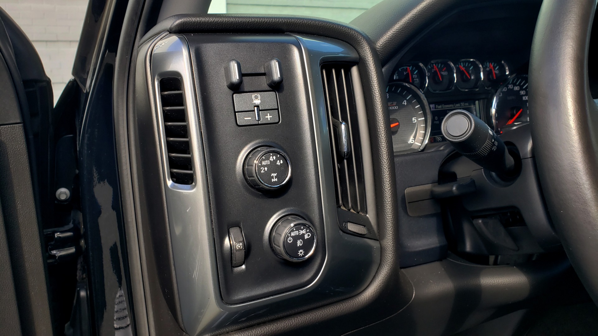 Used 2014 Chevrolet SILVERADO 1500 LT CREWCAB Z71 2LT / 5.3L V8 / AUTO / CONV PKG / TOW / REARVIEW for sale Sold at Formula Imports in Charlotte NC 28227 40