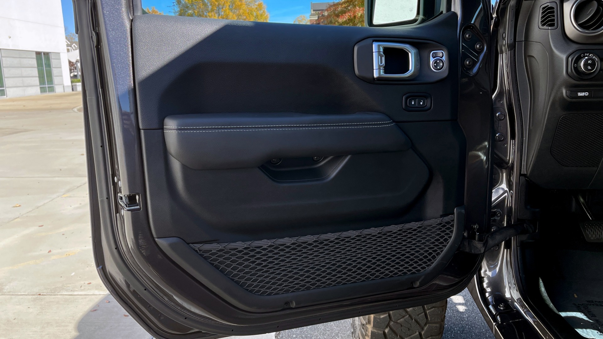 Used 2020 Jeep GLADIATOR RUBICON 4X4 / 3.6L / 8-SPD AUTO / NAV / ALPINE / LIFT / REARVIEW for sale $71,995 at Formula Imports in Charlotte NC 28227 40