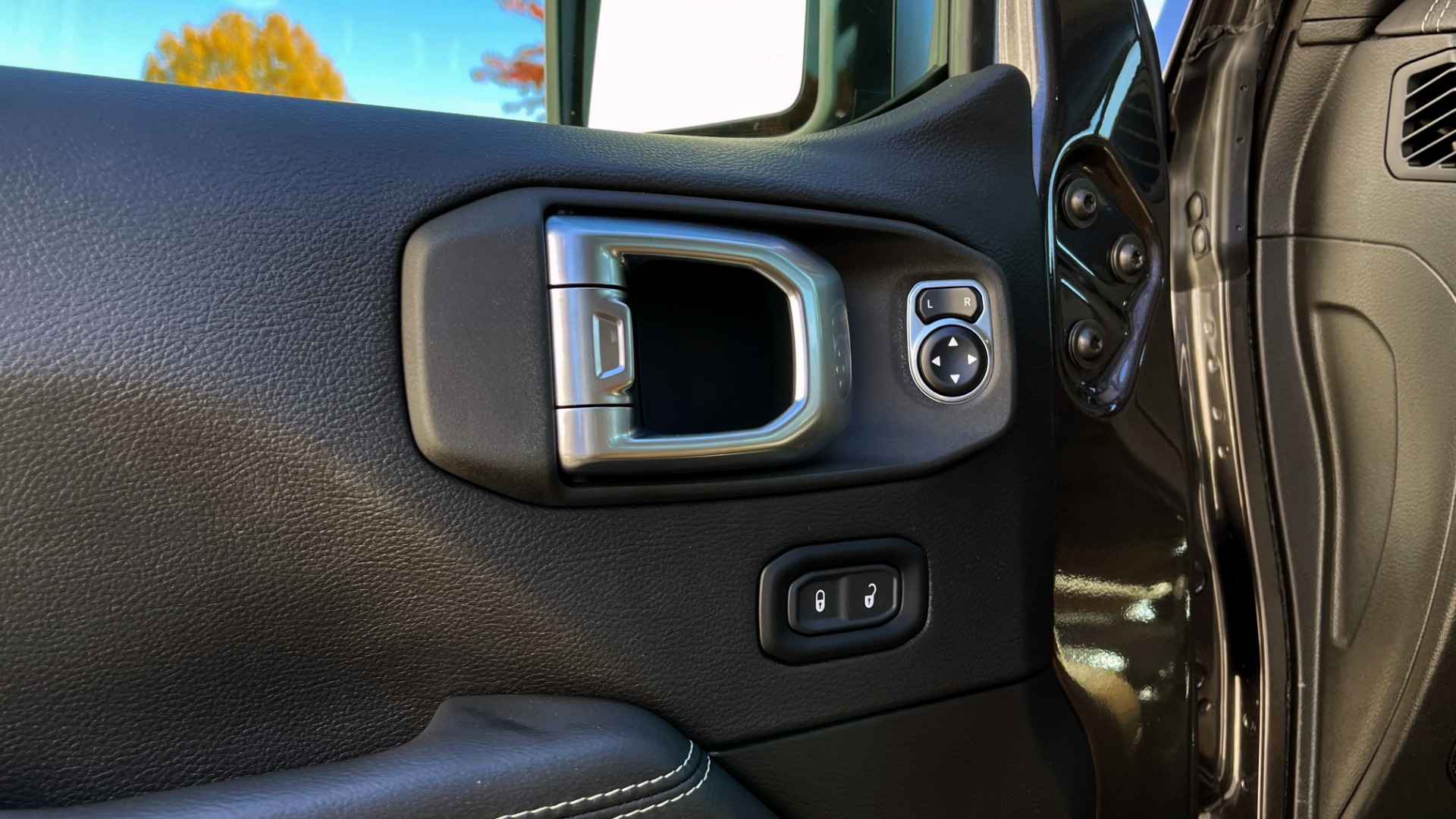 Used 2020 Jeep GLADIATOR RUBICON 4X4 / 3.6L / 8-SPD AUTO / NAV / ALPINE / LIFT / REARVIEW for sale $71,995 at Formula Imports in Charlotte NC 28227 41