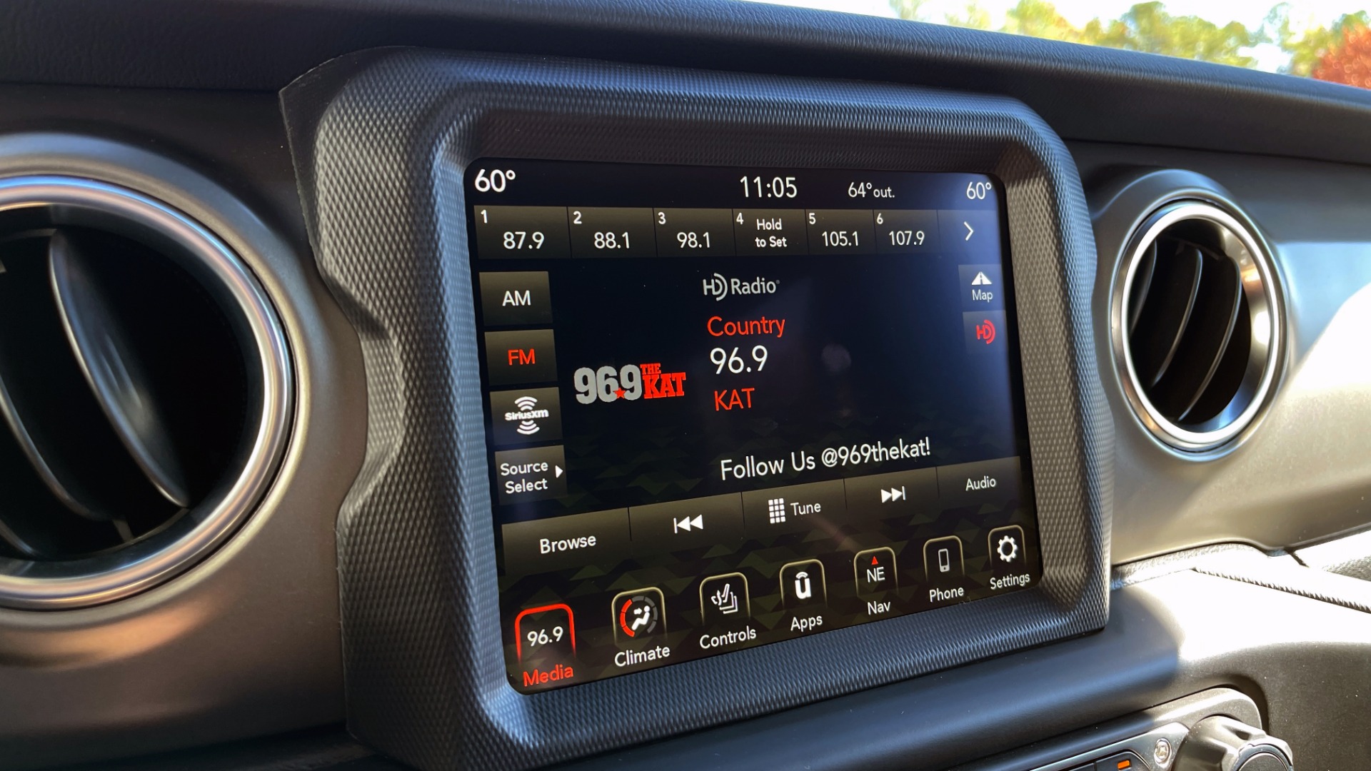 Used 2020 Jeep GLADIATOR RUBICON 4X4 / 3.6L / 8-SPD AUTO / NAV / ALPINE / LIFT / REARVIEW for sale $71,995 at Formula Imports in Charlotte NC 28227 55
