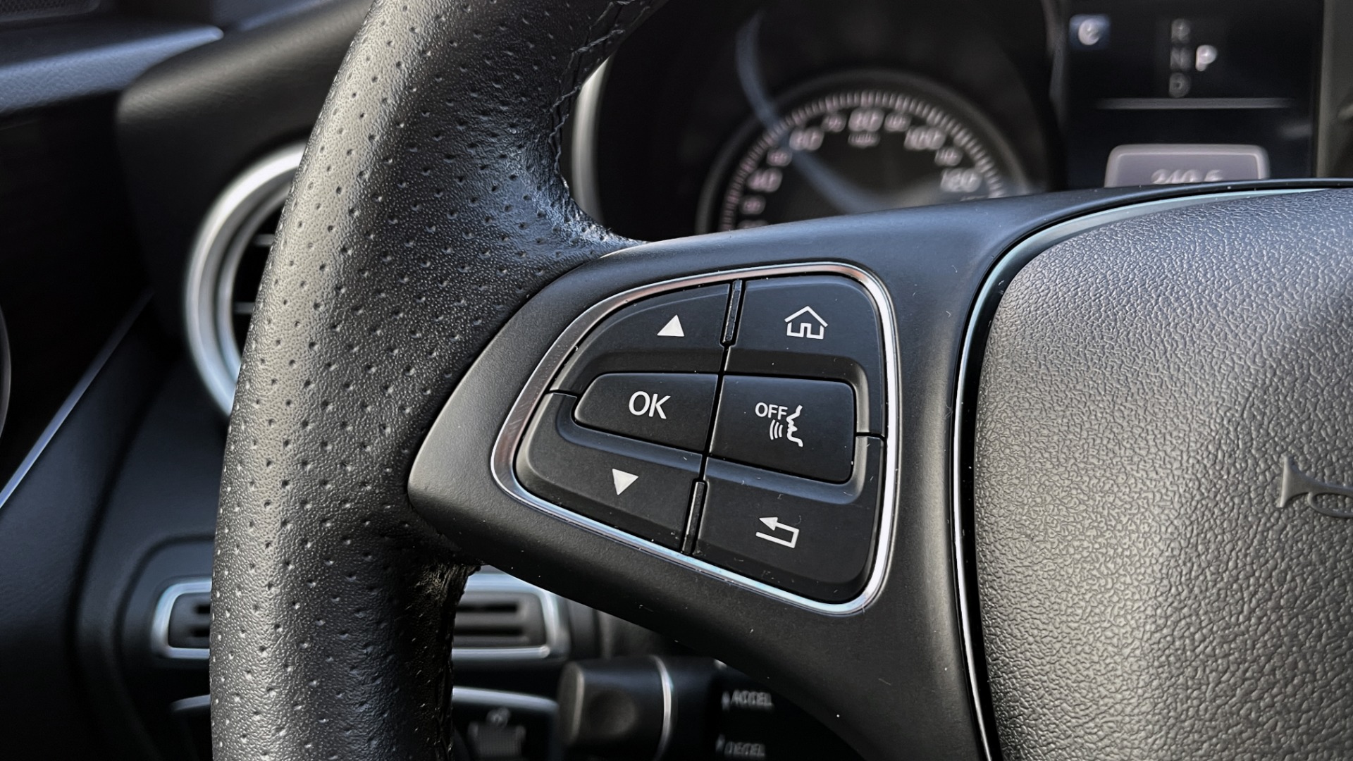 Used 2018 Mercedes-Benz C-CLASS C 300 4MATIC PREMIUM / NAV / CMFRT SUSP / KEYLESS-GO / REARVIEW for sale $35,995 at Formula Imports in Charlotte NC 28227 30