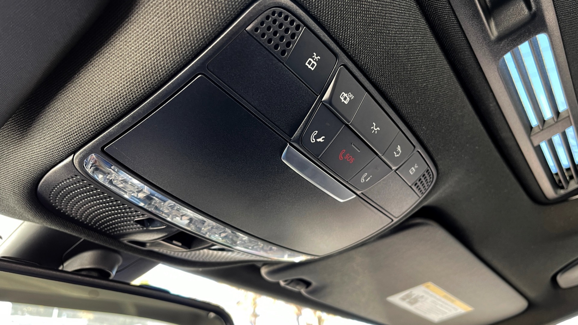 Used 2018 Mercedes-Benz C-CLASS C 300 4MATIC PREMIUM / NAV / CMFRT SUSP / KEYLESS-GO / REARVIEW for sale $35,995 at Formula Imports in Charlotte NC 28227 43