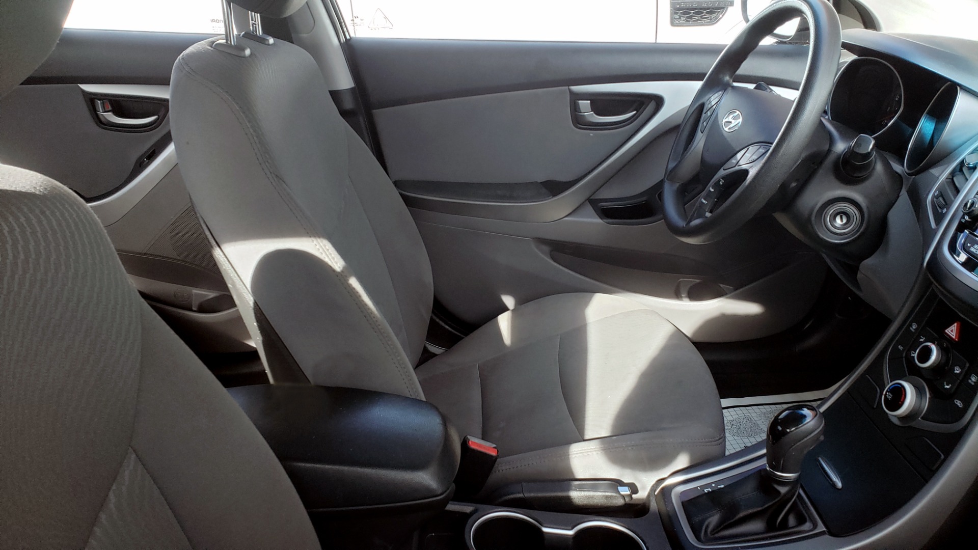 Used 2015 Hyundai ELANTRA SE 4DR 1.8L SEDAN / BLUETOOTH / REARVIEW 4.3IN TOUCHSCREEN for sale Sold at Formula Imports in Charlotte NC 28227 6