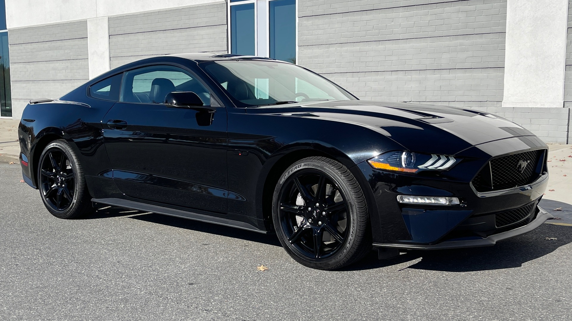 Used 2019 Ford MUSTANG GT PREMIUM 5.0L / AUTO / SYNC3 8IN SCREEN / 19IN WHLS / REARVIEW for sale Sold at Formula Imports in Charlotte NC 28227 4