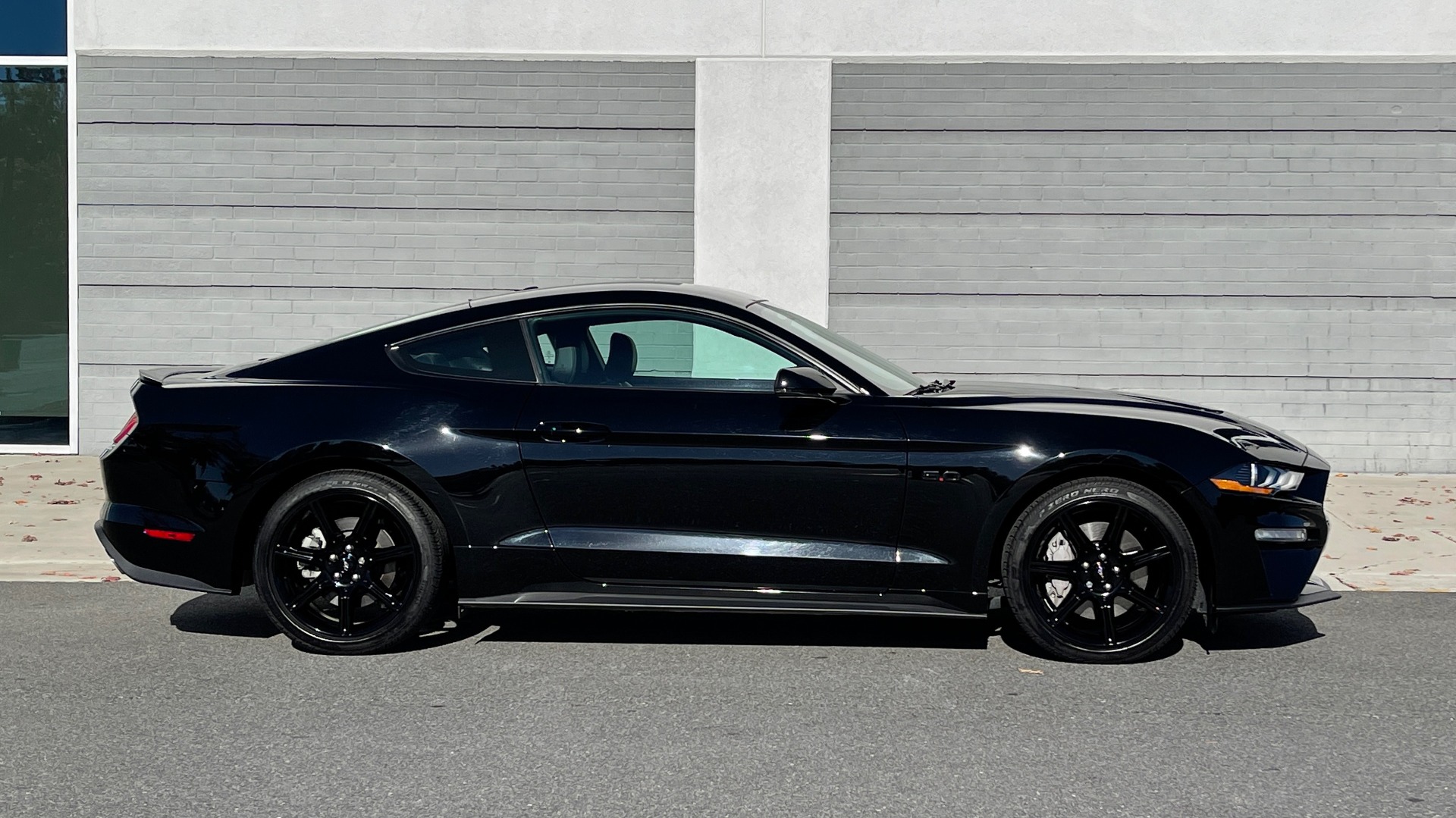 Used 2019 Ford MUSTANG GT PREMIUM 5.0L / AUTO / SYNC3 8IN SCREEN / 19IN WHLS / REARVIEW for sale Sold at Formula Imports in Charlotte NC 28227 5