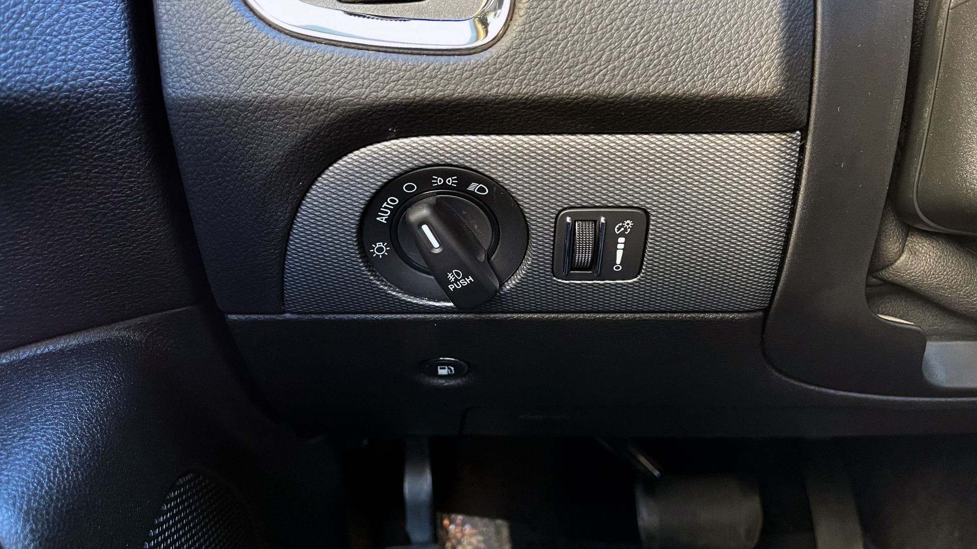 Used 2018 Dodge DURANGO GT RWD / 3.6L V6 / 8-SPD AUTO / APPLE CARPLAY / REARVIEW for sale $36,599 at Formula Imports in Charlotte NC 28227 31