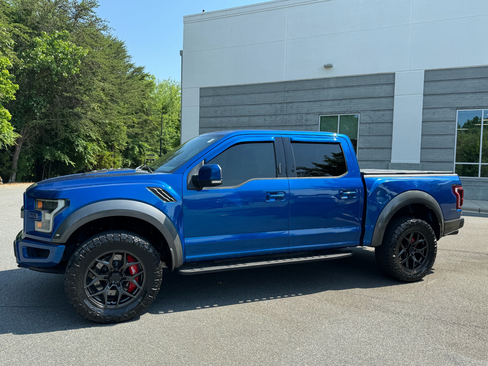 Used 2017 Ford F-150 RAPTOR SUPERCREW 4X4 3.5L / 10-SPD / TECH / SONY / PRO-TRAILER / REARVIEW for sale $54,495 at Formula Imports in Charlotte NC 28227 5