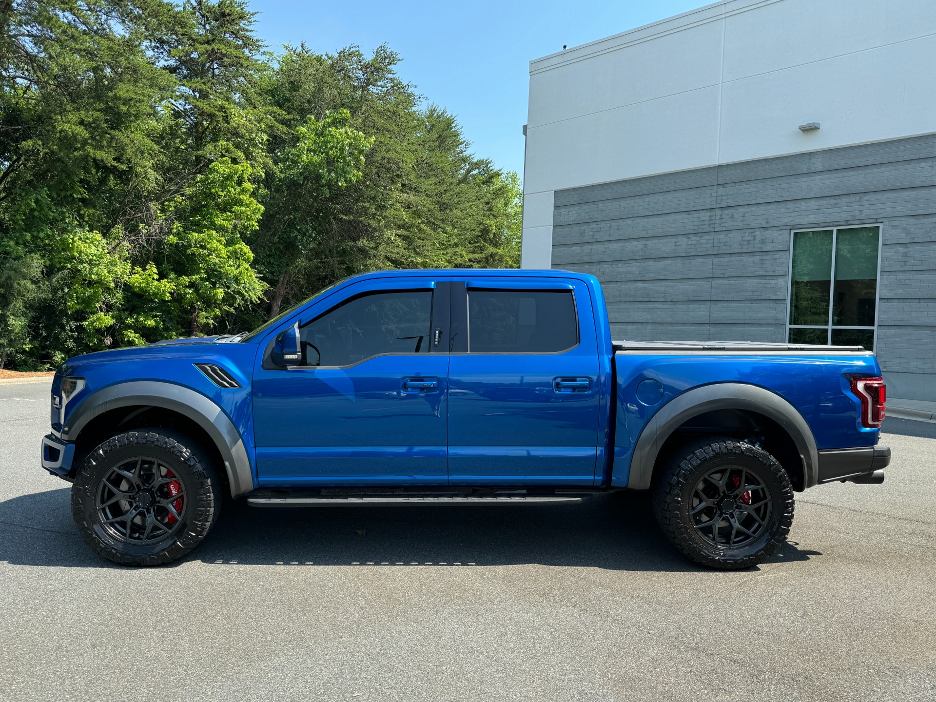 Used 2017 Ford F-150 RAPTOR SUPERCREW 4X4 3.5L / 10-SPD / TECH / SONY / PRO-TRAILER / REARVIEW for sale $54,495 at Formula Imports in Charlotte NC 28227 6