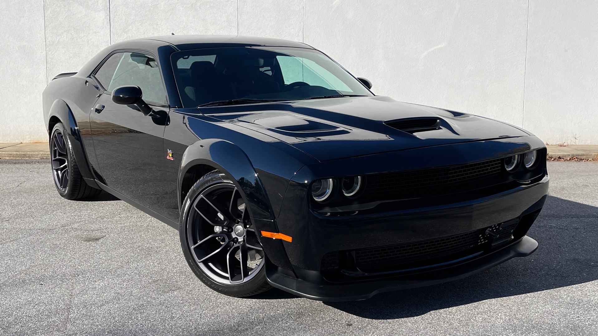 Used 2018 Dodge CHALLENGER R/T SCAT PACK 6.4L HEMI COUPE / 6-SPD MANUAL / BREMBO BRAKES for sale Sold at Formula Imports in Charlotte NC 28227 2