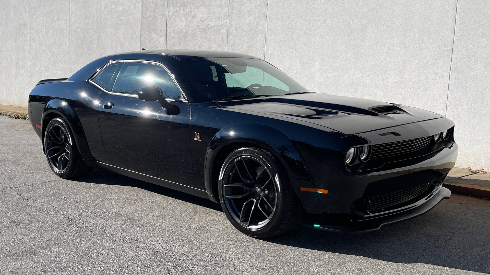 Used 2018 Dodge CHALLENGER R/T SCAT PACK 6.4L HEMI COUPE / 6-SPD MANUAL / BREMBO BRAKES for sale Sold at Formula Imports in Charlotte NC 28227 4