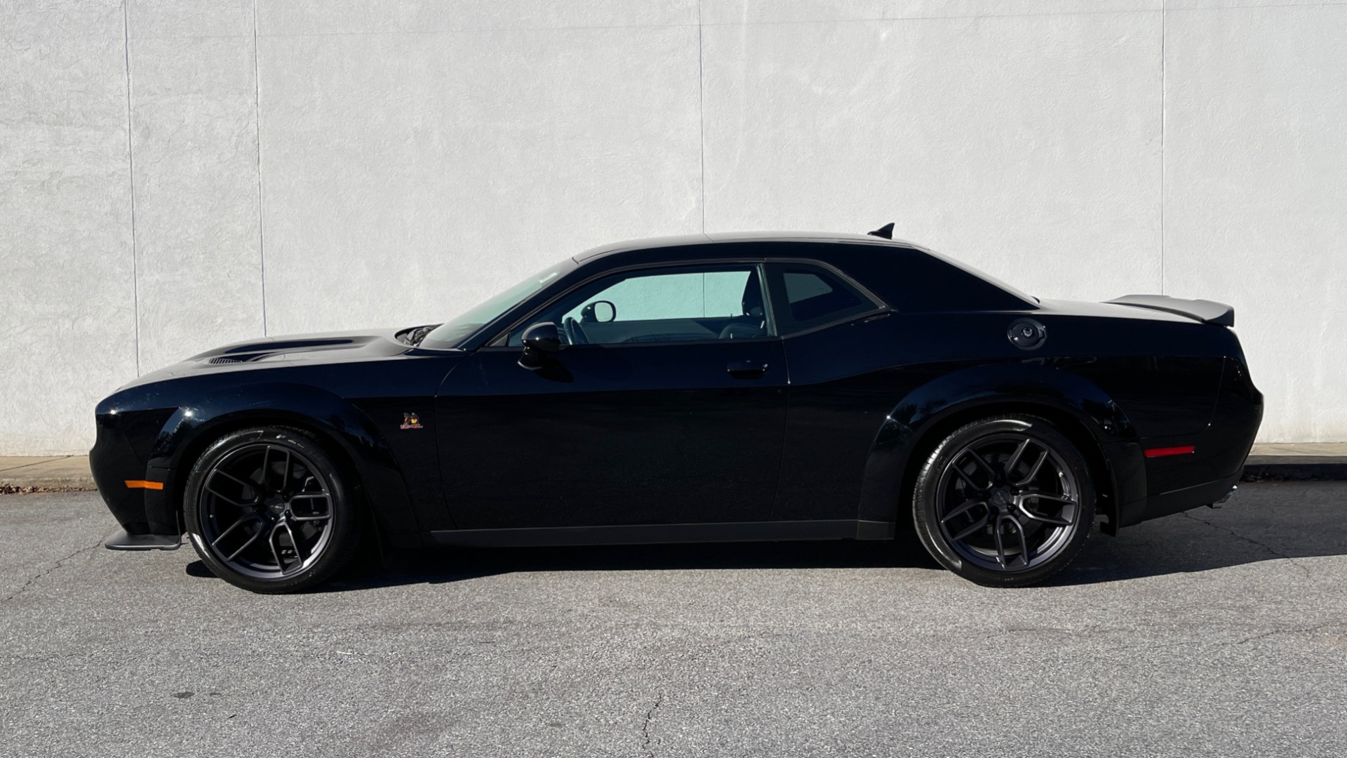 Used 2018 Dodge CHALLENGER R/T SCAT PACK 6.4L HEMI COUPE / 6-SPD MANUAL / BREMBO BRAKES for sale Sold at Formula Imports in Charlotte NC 28227 6