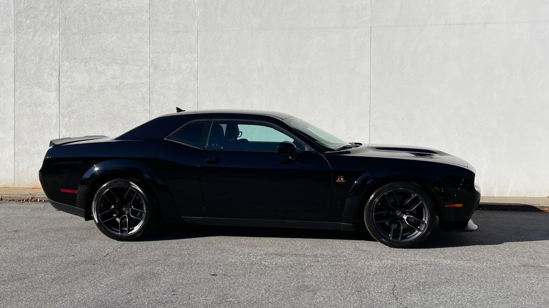 Used 2018 Dodge CHALLENGER R/T SCAT PACK 6.4L HEMI COUPE / 6-SPD MANUAL / BREMBO BRAKES for sale $43,995 at Formula Imports in Charlotte NC 28227 9
