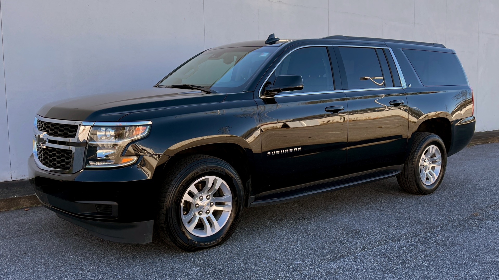 Used 2019 Chevrolet SUBURBAN LT 4X4 / 5.3L V8 / NAV / BOSE / HTD STS / 3-ROW / TOW / REARVIEW for sale Sold at Formula Imports in Charlotte NC 28227 2